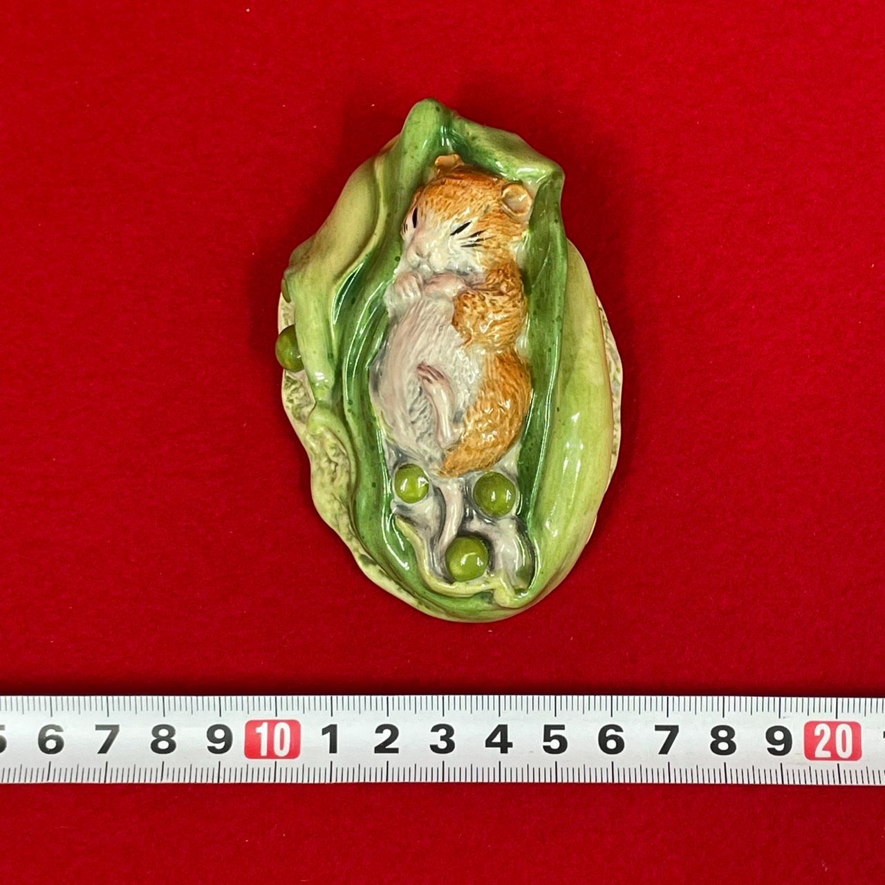 さやの中で眠るチミーウィリー フィギュリン ピーターラビット