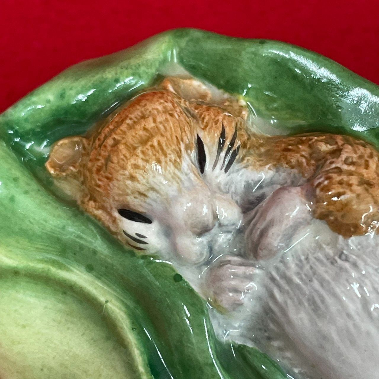 さやの中で眠るチミーウィリー フィギュリン ピーターラビット