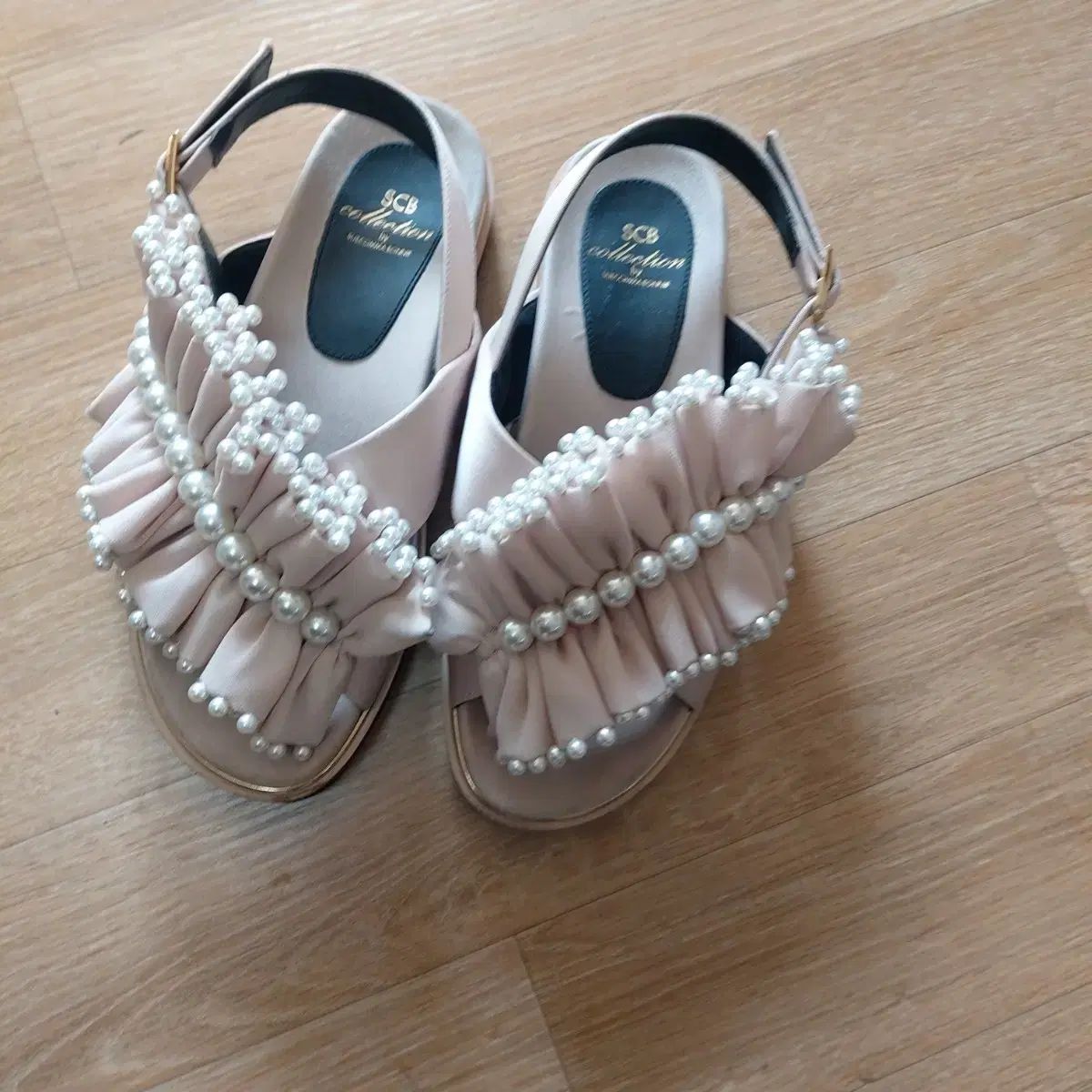 SCB Collection パール シャーリング サンダル