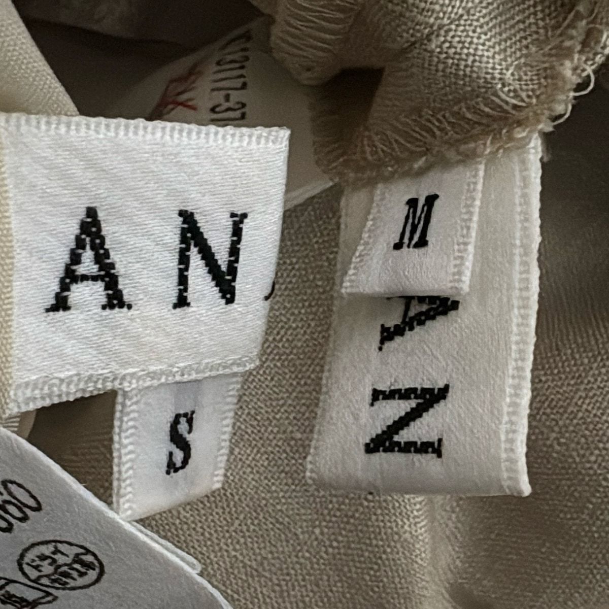 ライトベージュ