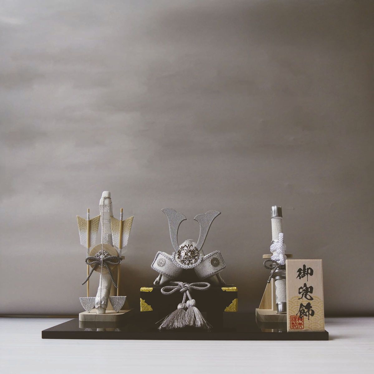 端午の節句飾り 雅 白銀兜飾りセット コンパクト マンションサイズ 手作りちりめん細工 子供の日 五月人形