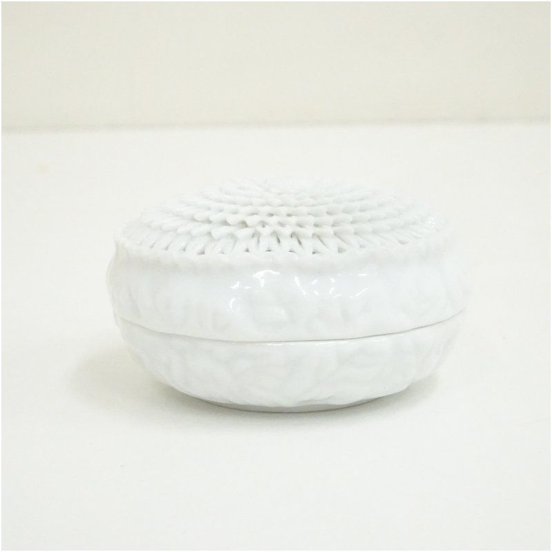 平戸焼 十五代 中里茂右衛門造 白磁菊花彫香合（共箱） 茶道具 茶道