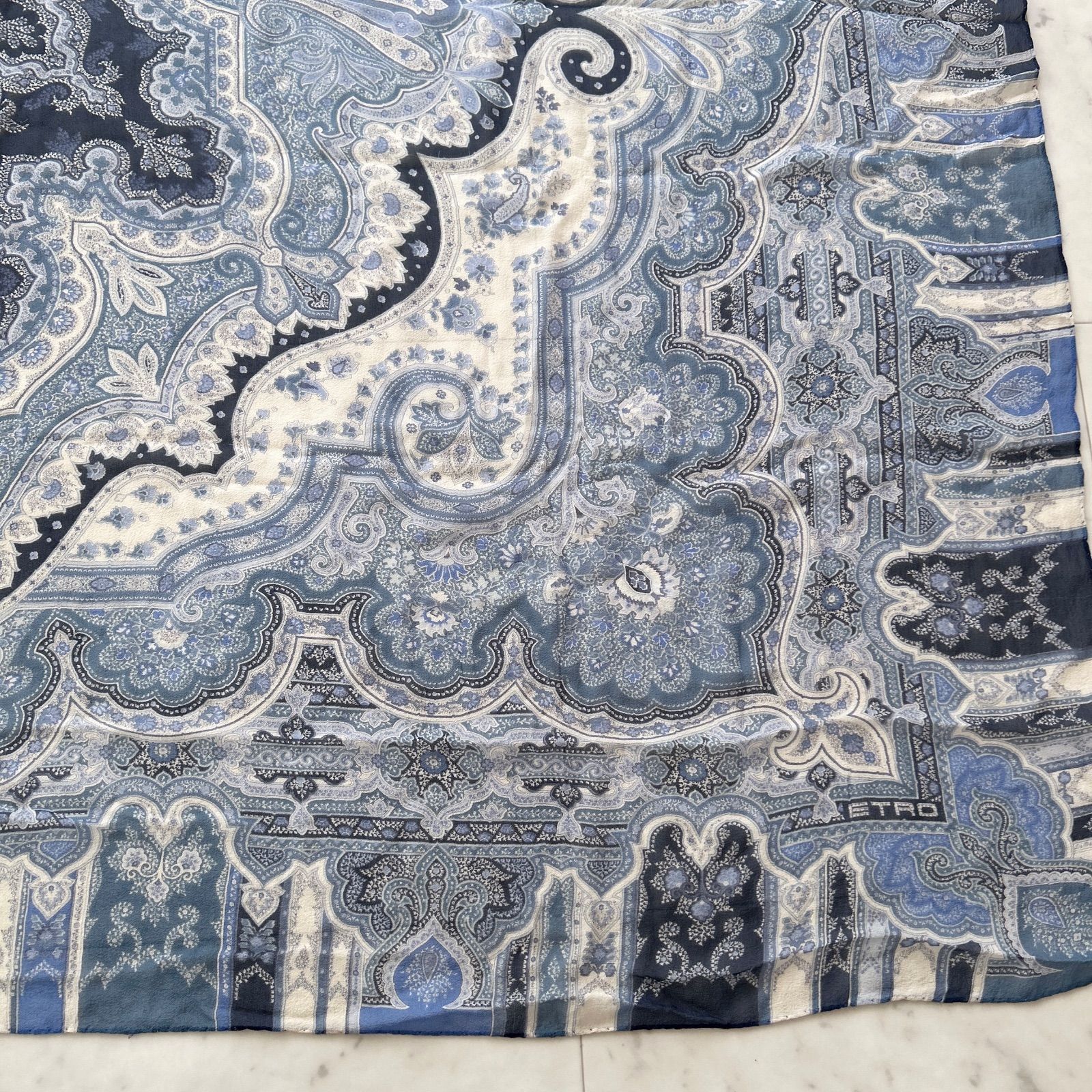 ETROエトロ　シルク100% 水色　ペイズリー　マルチ　正方形　大判ストール ETROエトロ シルク100% 水色 ペイズリー マルチ 正方形 大判ストール