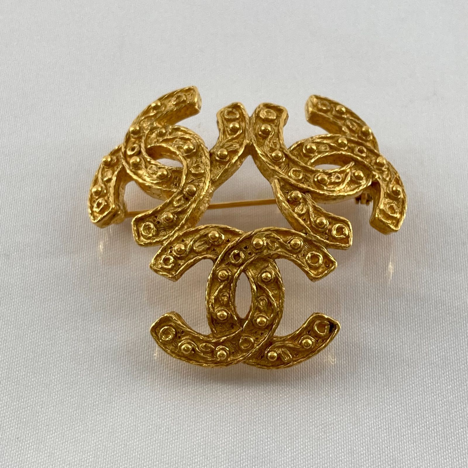シャネル　ココマーク　編みこみ　トリプル　ブローチ　刻印あり CHANEL（シャネル）ヴィンテージ トリプルココマークブローチ 94・A