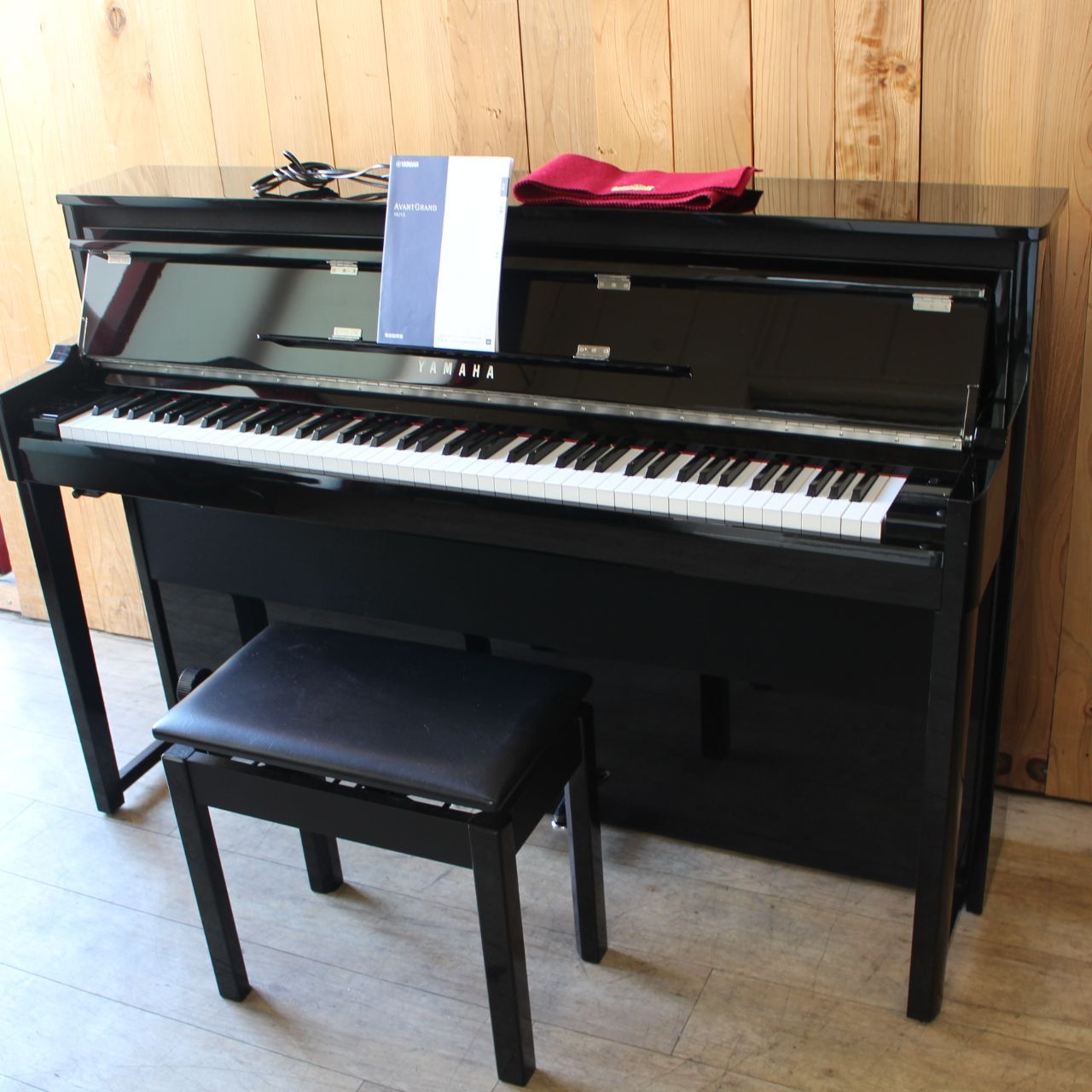 YAMAHAピアノ椅子 604)【美品/川崎市より出品】YAMAHA AvantGrand NU1X [鏡面艶出し