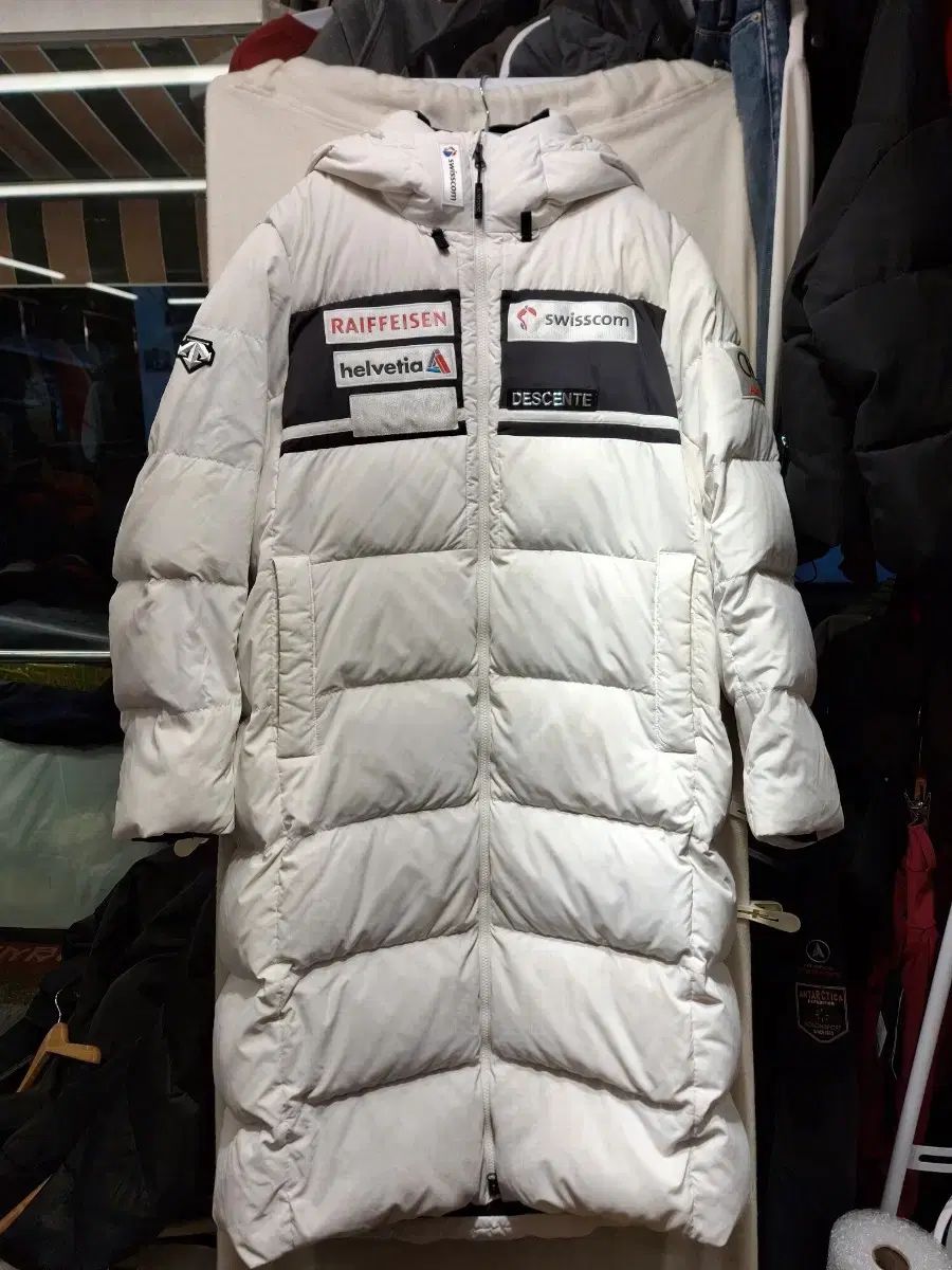 デサント　スイスチーム　ダウンジャケット Descente スイスナショナルチーム ダウンジャケット - 冬 2023