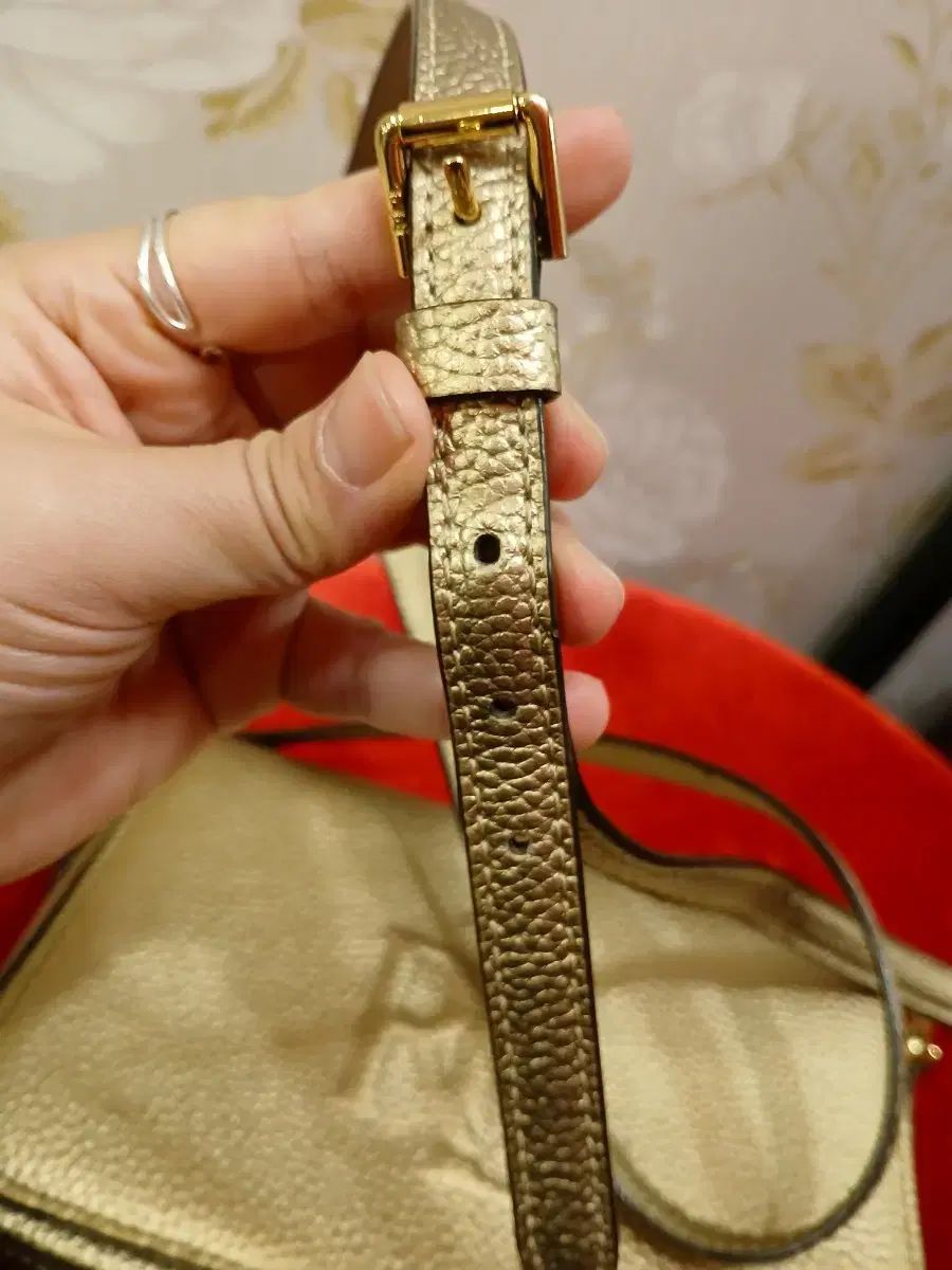 金色 クロスバッグ