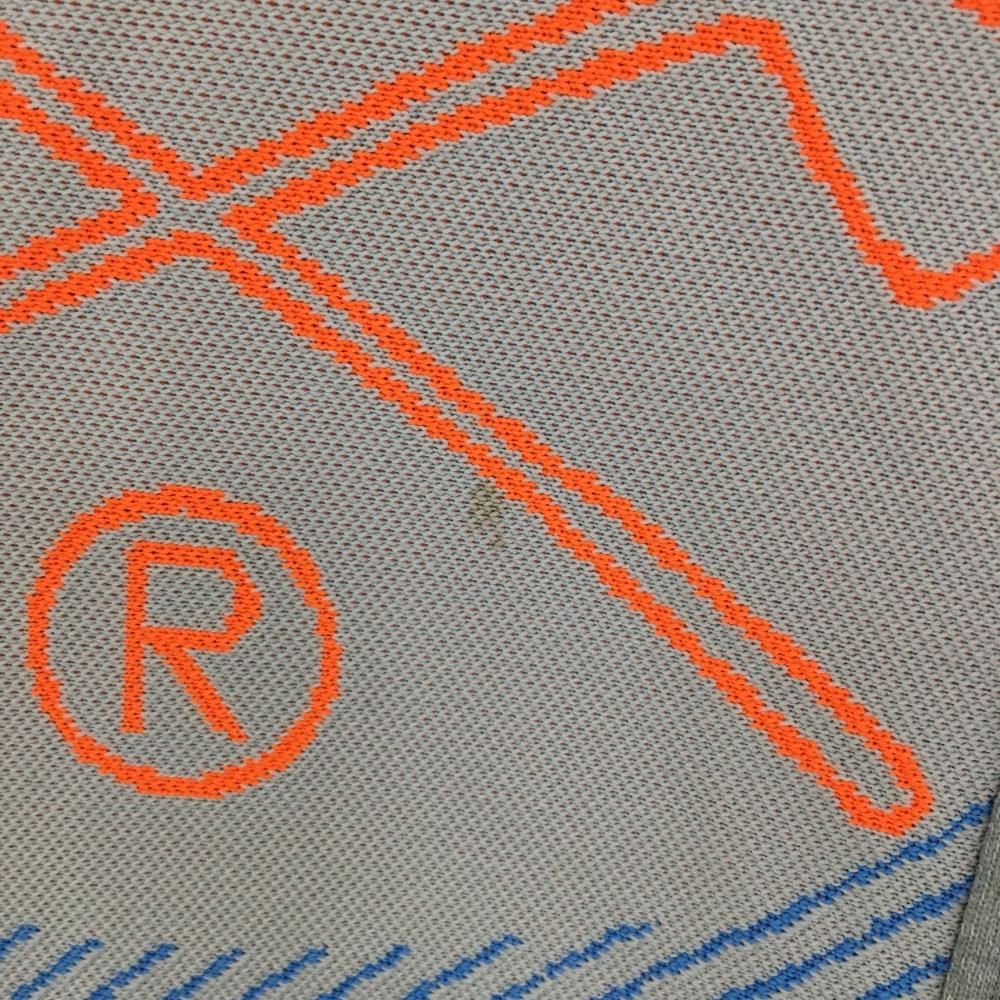 マークアンドロナ 異素材ニットベスト グレー系×黒×蛍光オレンジ