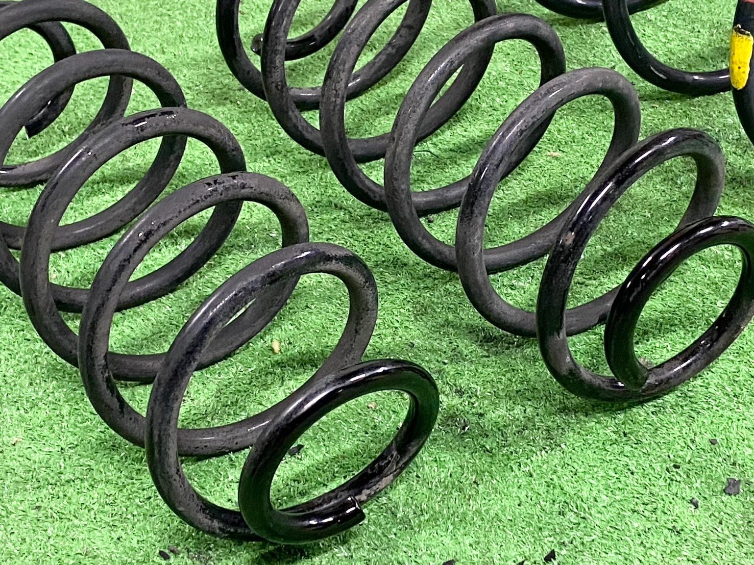 ⭐︎送料無料⭐︎【即決品！！】トヨタ 30プリウス 純正 スプリング 1