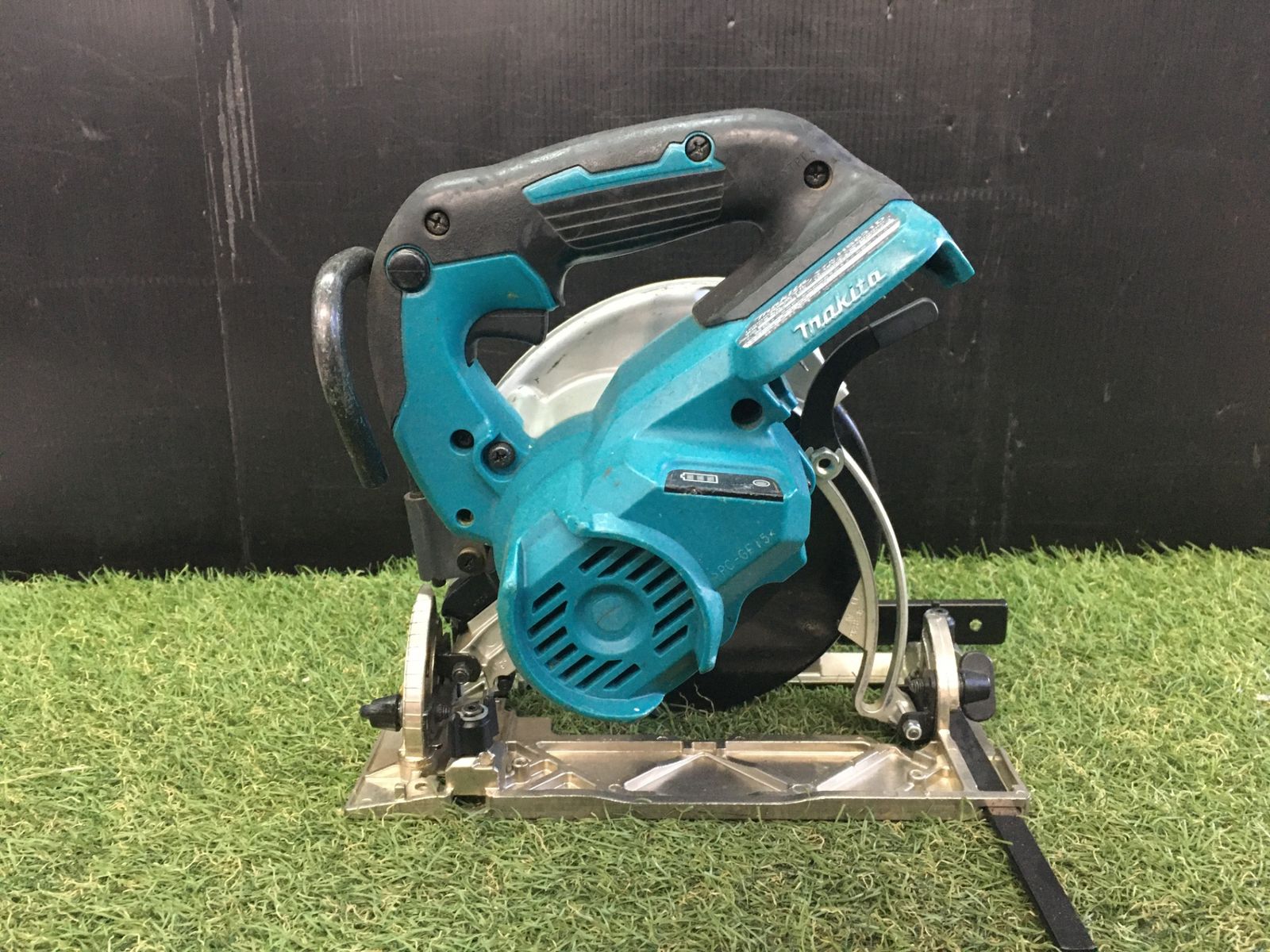 品 0906 makita マキタ 165㎜18 v充電式マルノコ 青 本体のみ HS 631 DZ