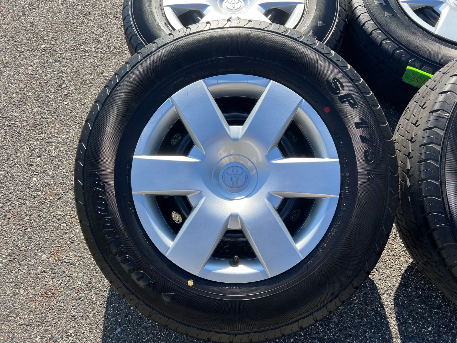 2512-1-2 新車外し ハイエース 200系 純正 タイヤ ホイール 195/80R15