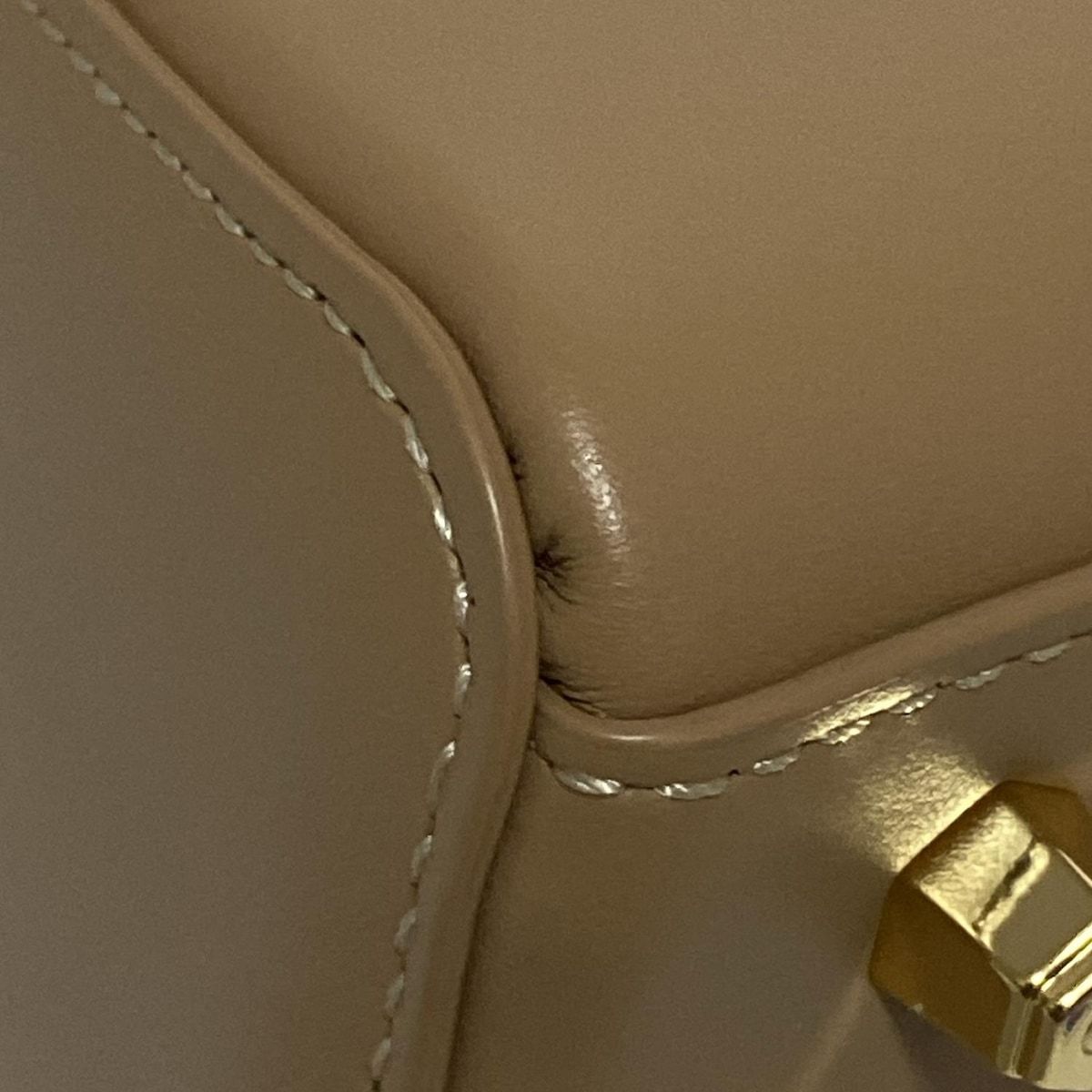 ベージュ レザー