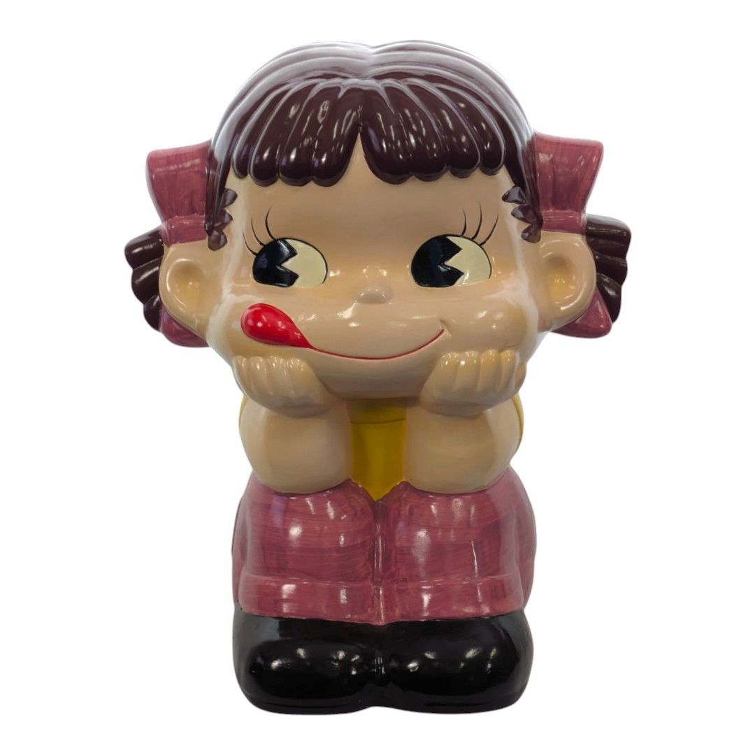 つる‼️ 不二家 ジャンボペコちゃん人形 陶器製　非売品 非売品】不二家 ジャンボお座りペコちゃん 陶器人形 - メルカリ