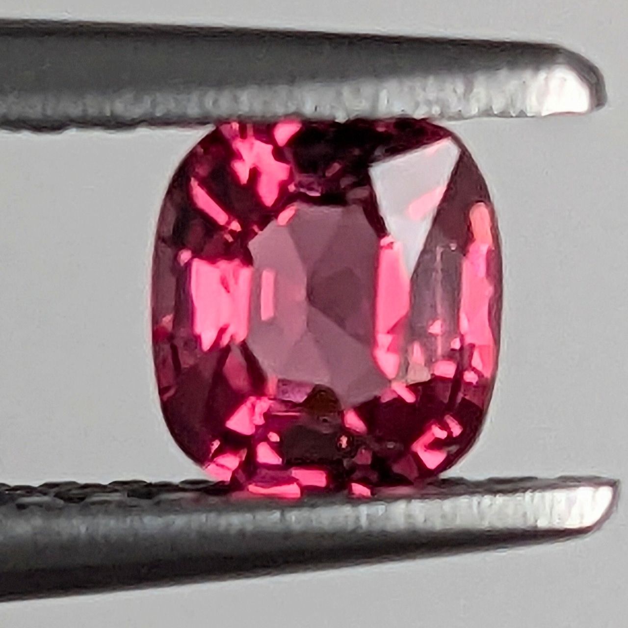 レッドスピネル ミャンマー モゴック産 0.41 ct