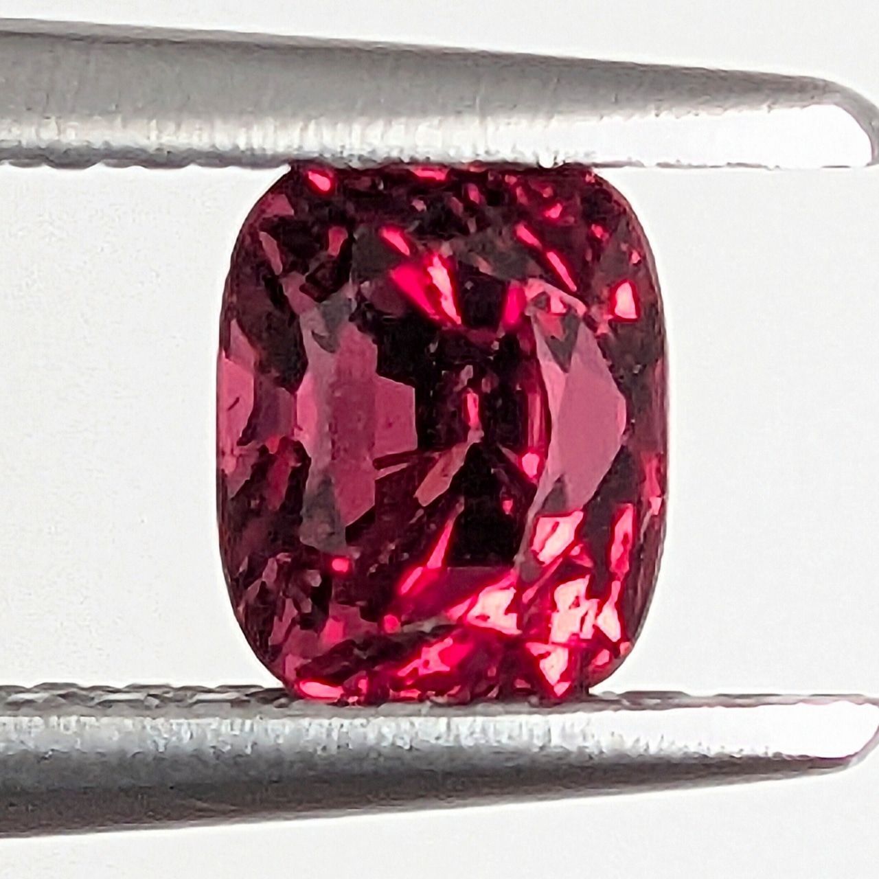 レッドスピネル ミャンマー モゴック産 0.69 ct