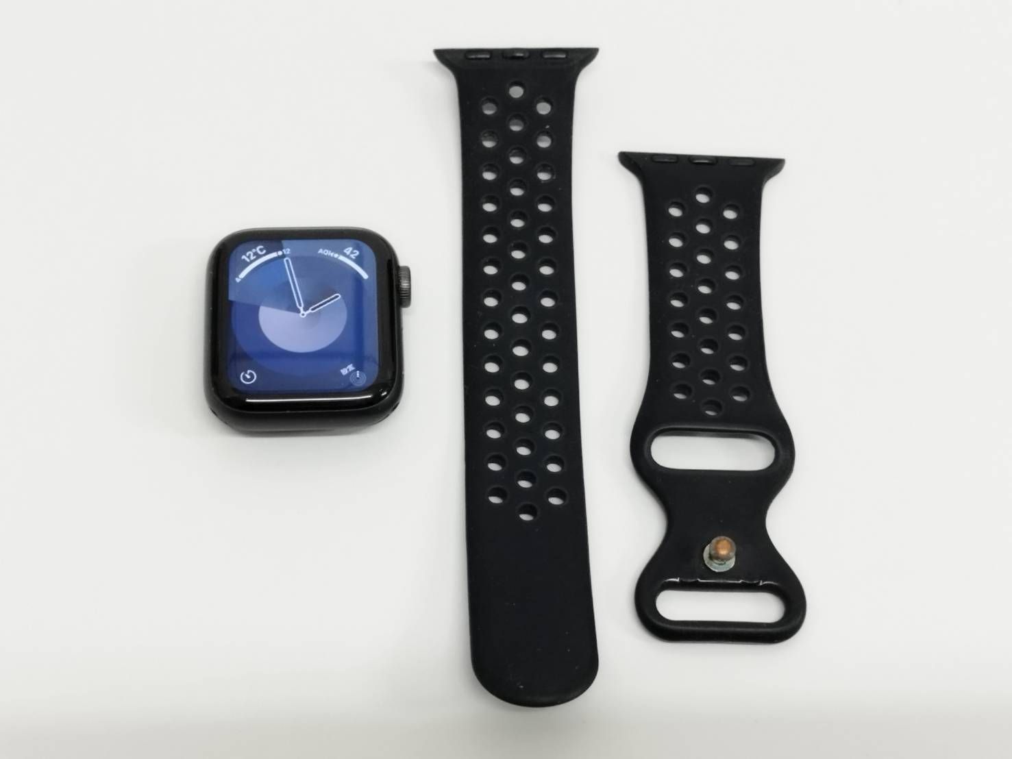 Apple Watch SE 第1世代/GPS/40mm/A2351/スペースグレー〈MYDP2J/A 