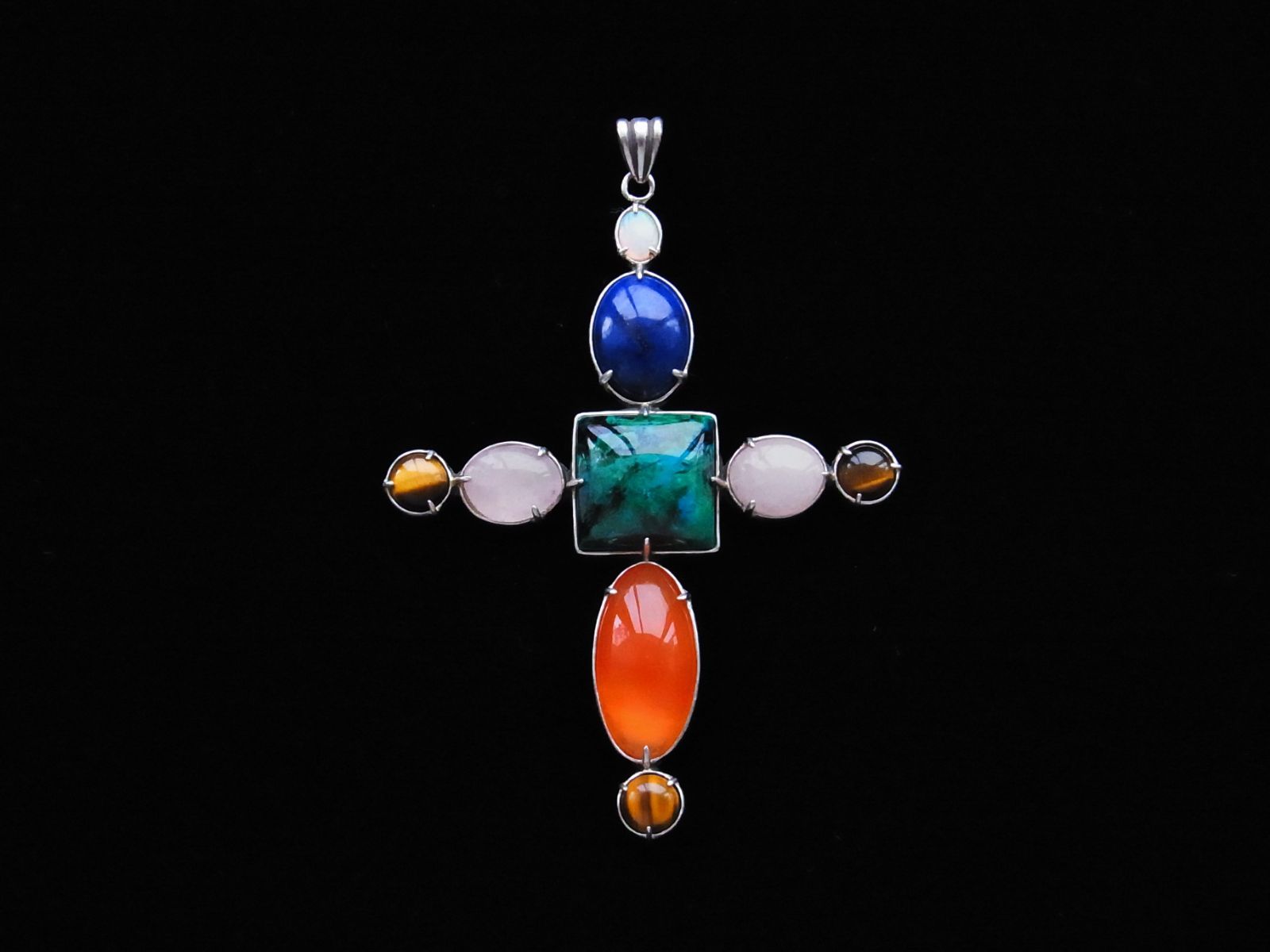 スコティッシュクロストップ 2 人間的完成度を高めるといわれるクリソコーラ クリソコーラマラカイトを中央に配した スコティッシュな雰囲気のクロストップ