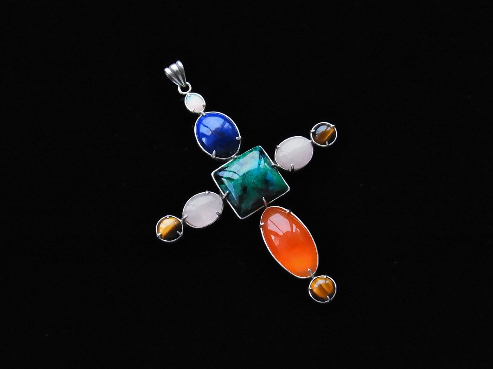 スコティッシュクロストップ 2 人間的完成度を高めるといわれるクリソコーラ クリソコーラマラカイトを中央に配した スコティッシュな雰囲気のクロストップ