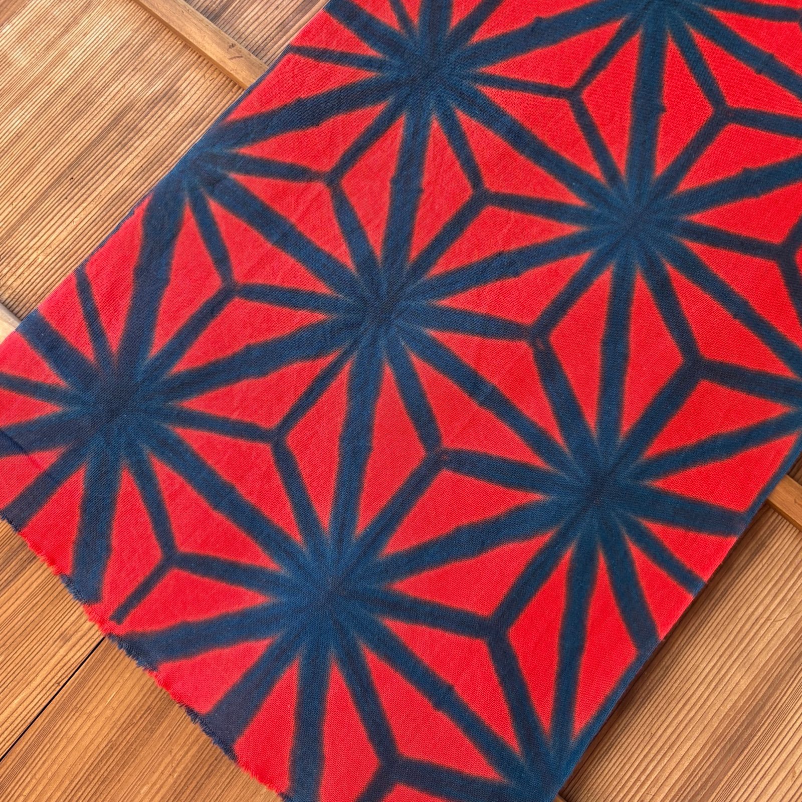 s77 【sato】 手染め 藍染 レッド 真っ赤な 手ぬぐい ネイビー 麻の葉