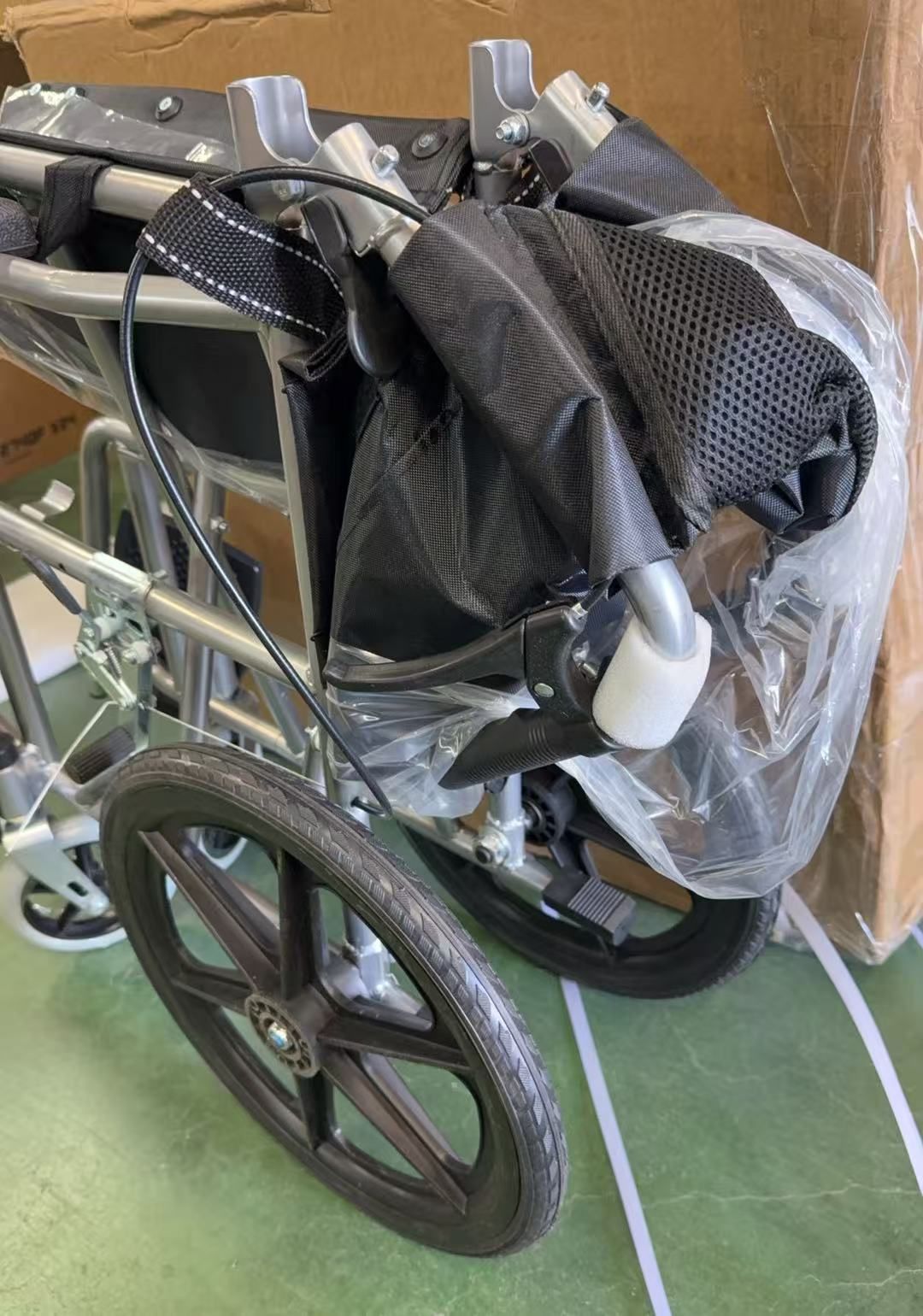 ESLUVE 介助型車椅子 車いす 折り畳み式 軽い車椅子 簡易 軽量 持ち運び易い手押し車 介助ブレーキ付き 730892