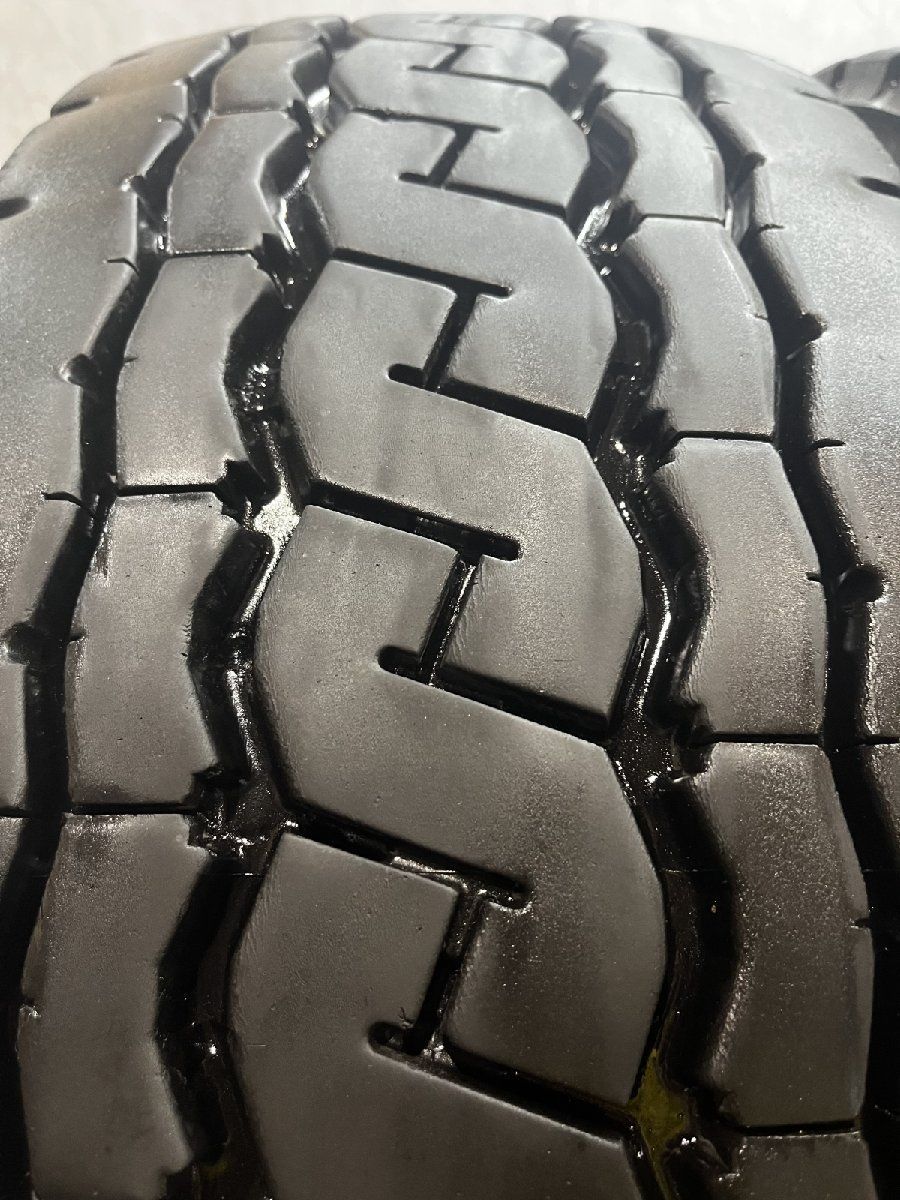 トラックタイヤ