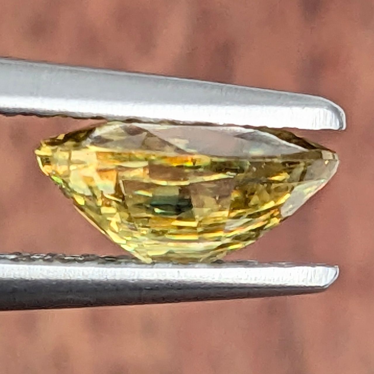 スフェーン マダガスカル産 1 02 ct ドット柄 テーパード