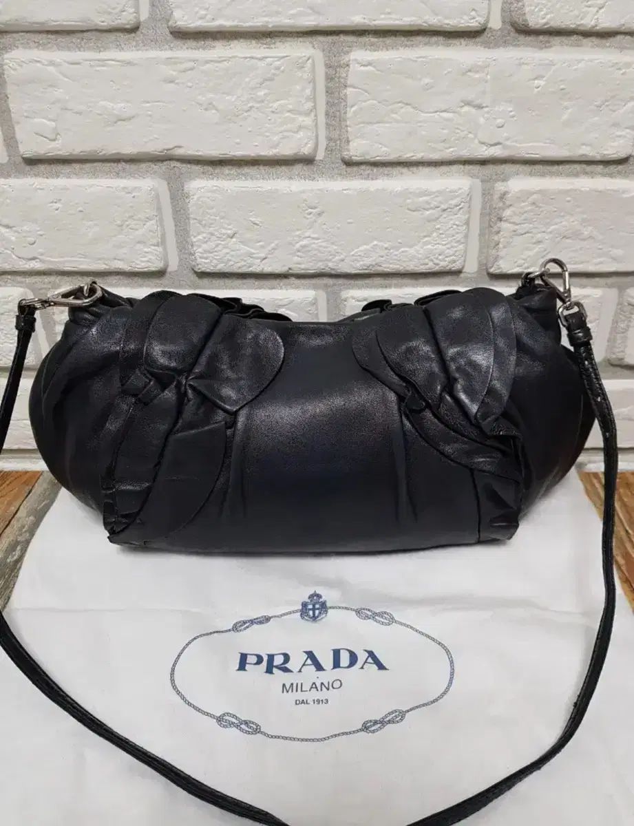 PRADA レムスキン ショルダーバッグ