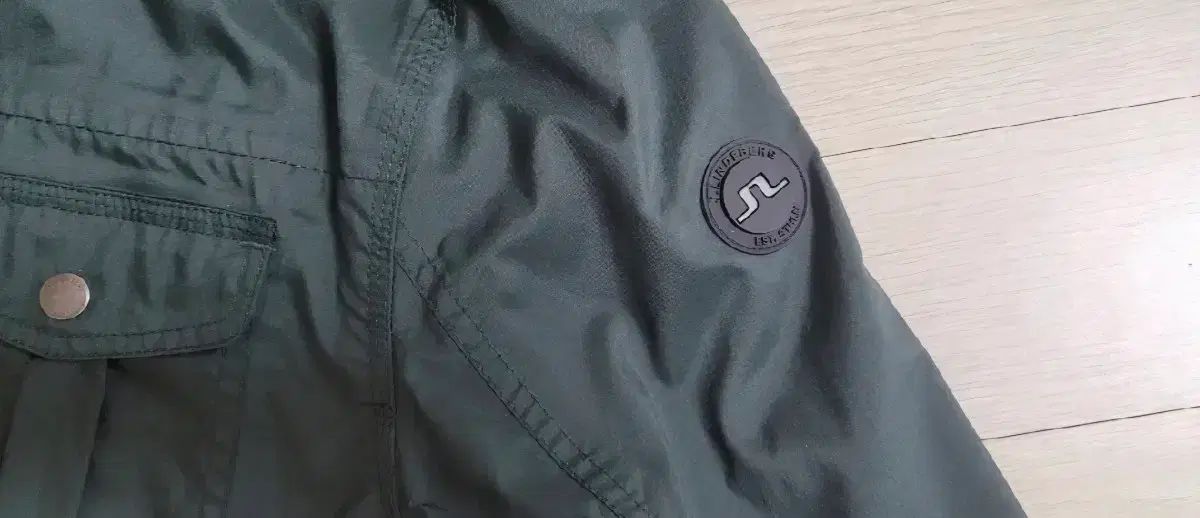 J リンドバーグ メンズ グリーン ウィンドブレーカー 100