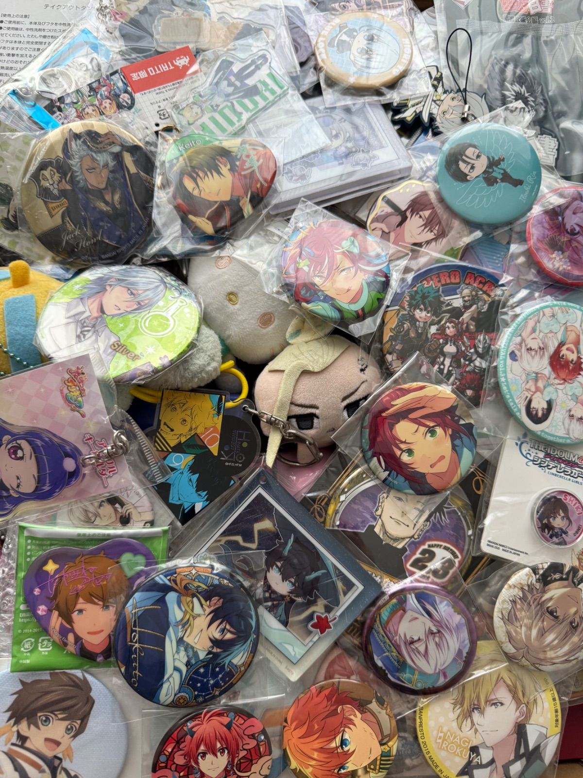 大特価！ アニメグッズ等 缶バッジ キーホルダー クリアファイル