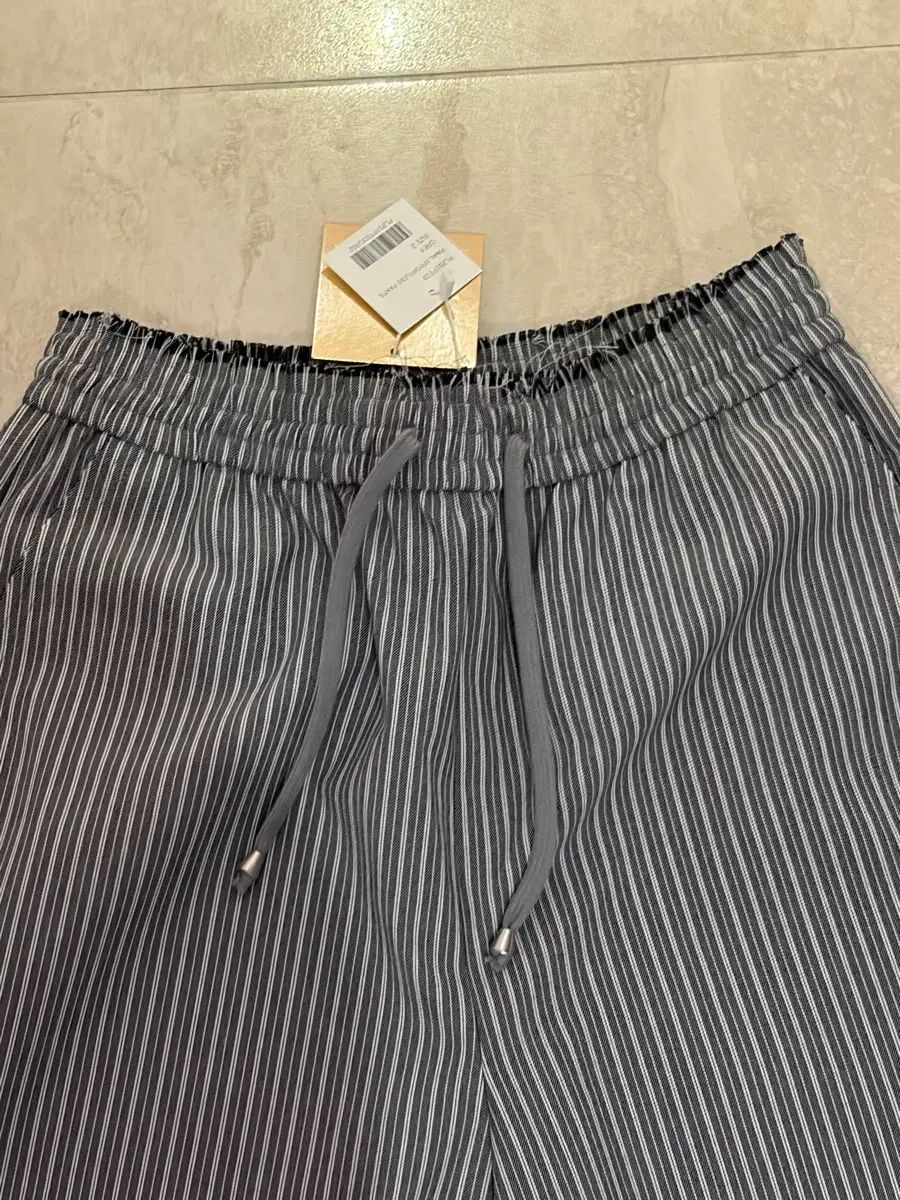 ポリ수엠 final effotless pants グレー 2