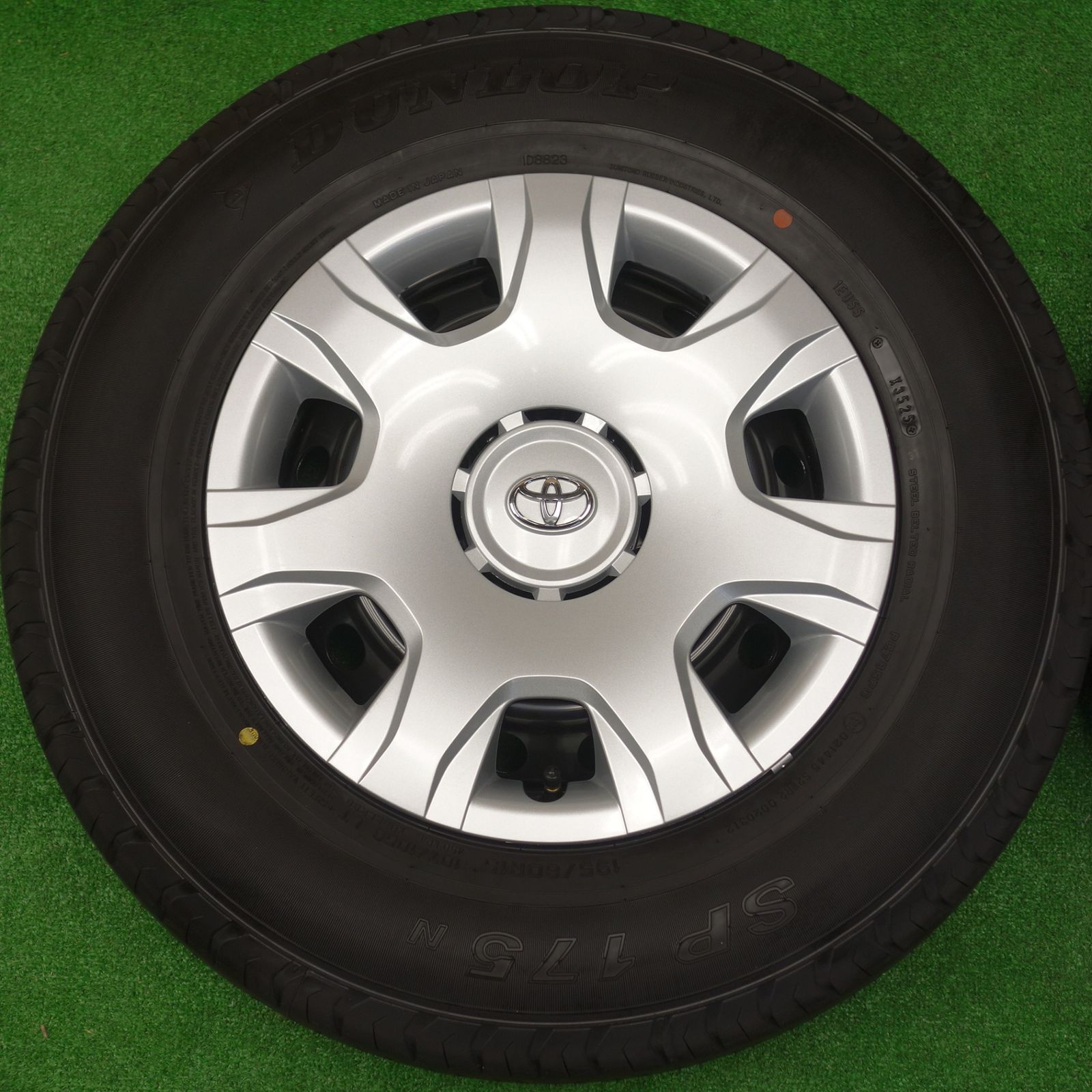 新車外し！25年☆トヨタ 200系 ハイエース 純正 スチール 195/80R15