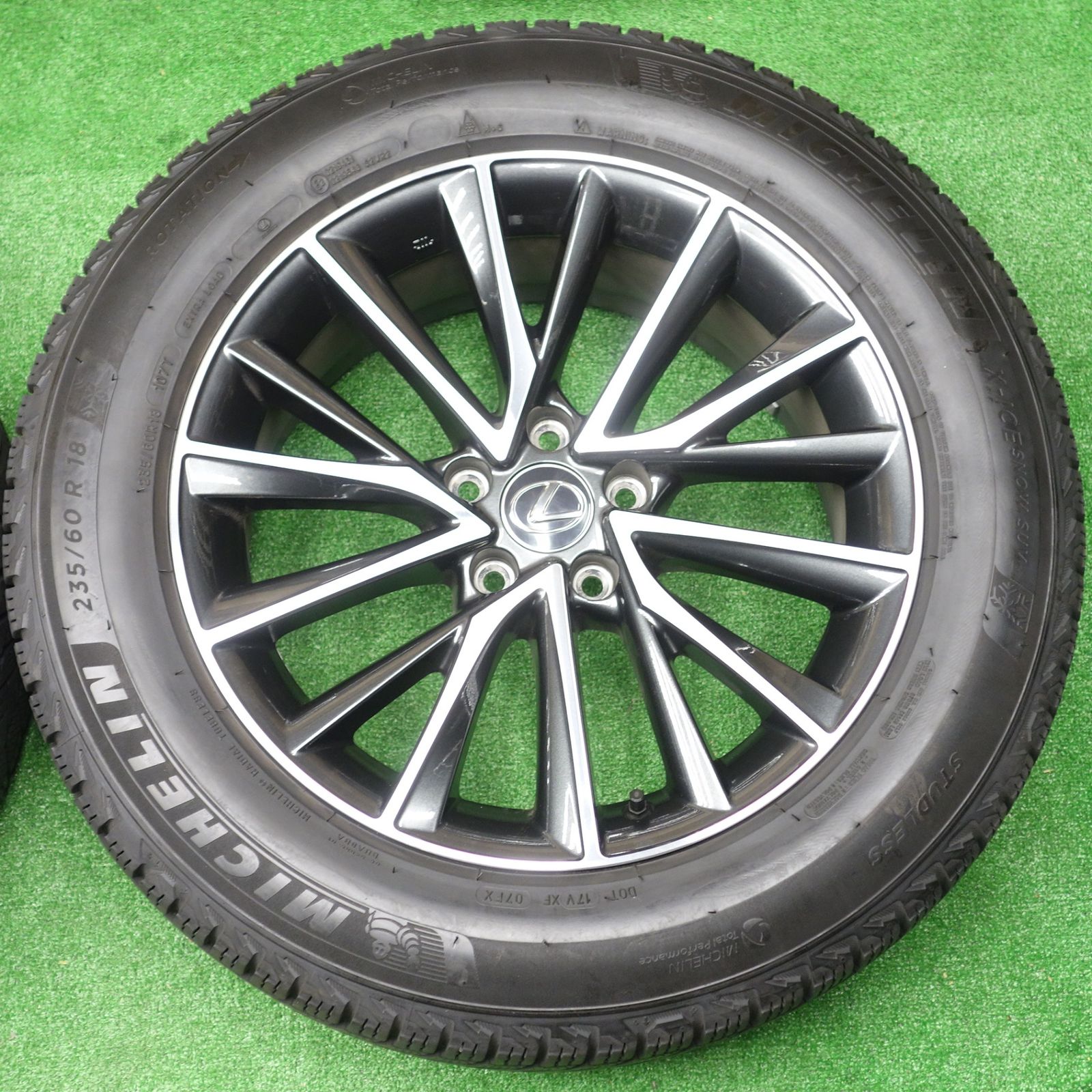 センサー付！バリ溝！23年！キレイ！9分☆レクサス 20系 NX 純正 235