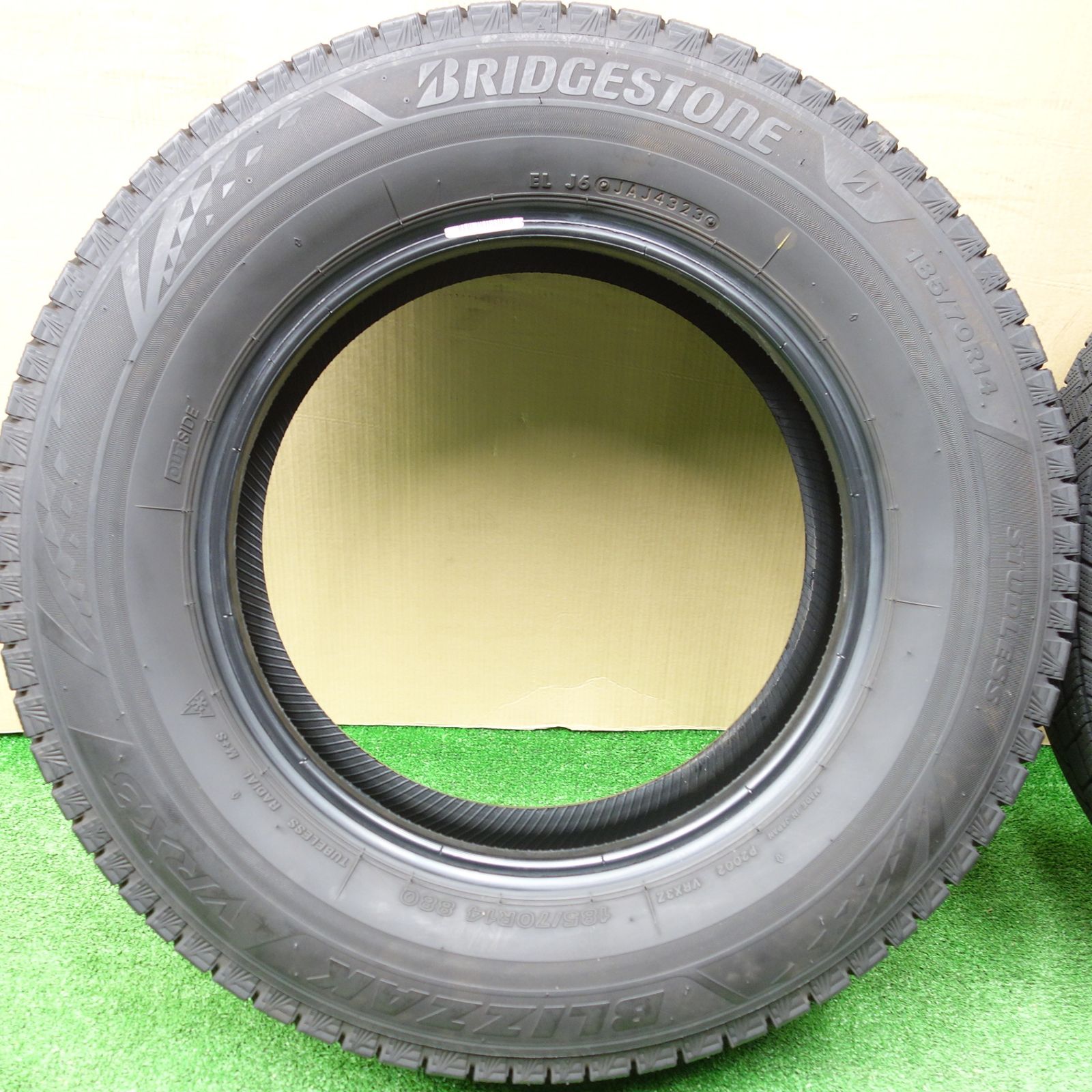  バリ溝 23年 9 5分 スタッドレス 185 70 R 14 ブリヂストン ブリザック VRX 3 タイヤ 14インチ ノート フリード カローラ 等 スタ 14インチ スタッドレス