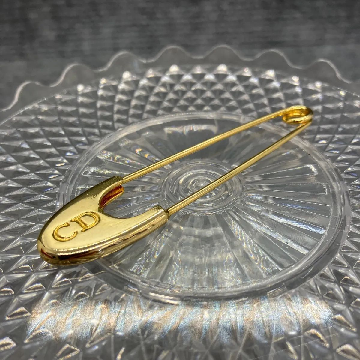 Christian Dior ディオール ピンブローチ ゴールド CDロゴ 5564 - メルカリ