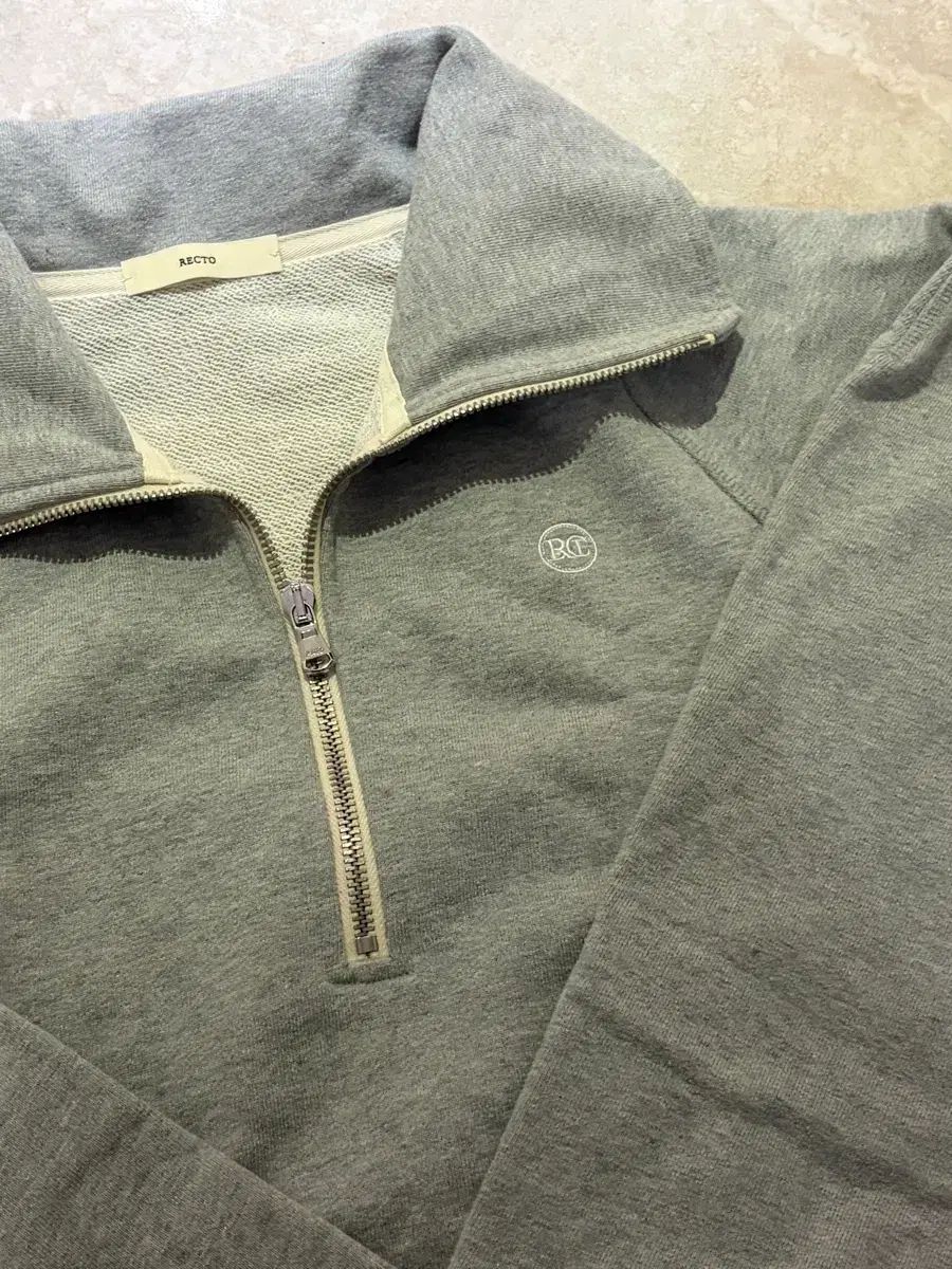 レクト ロゴ ジップアップ スウェット