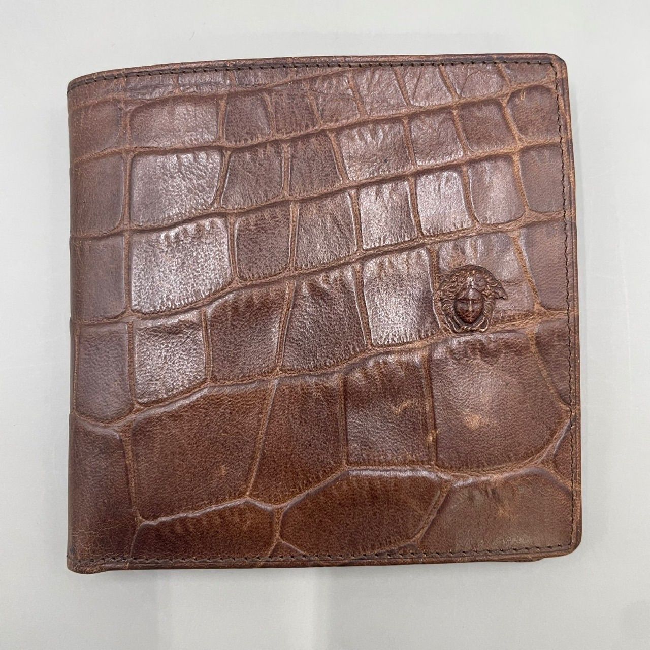 超 VERSACE ヴェルサーチ 二つ折り財布 コンパクトウォレット ミニ メデューサ ロゴ型押し クロコ型押し レザー 茶 ブラウン