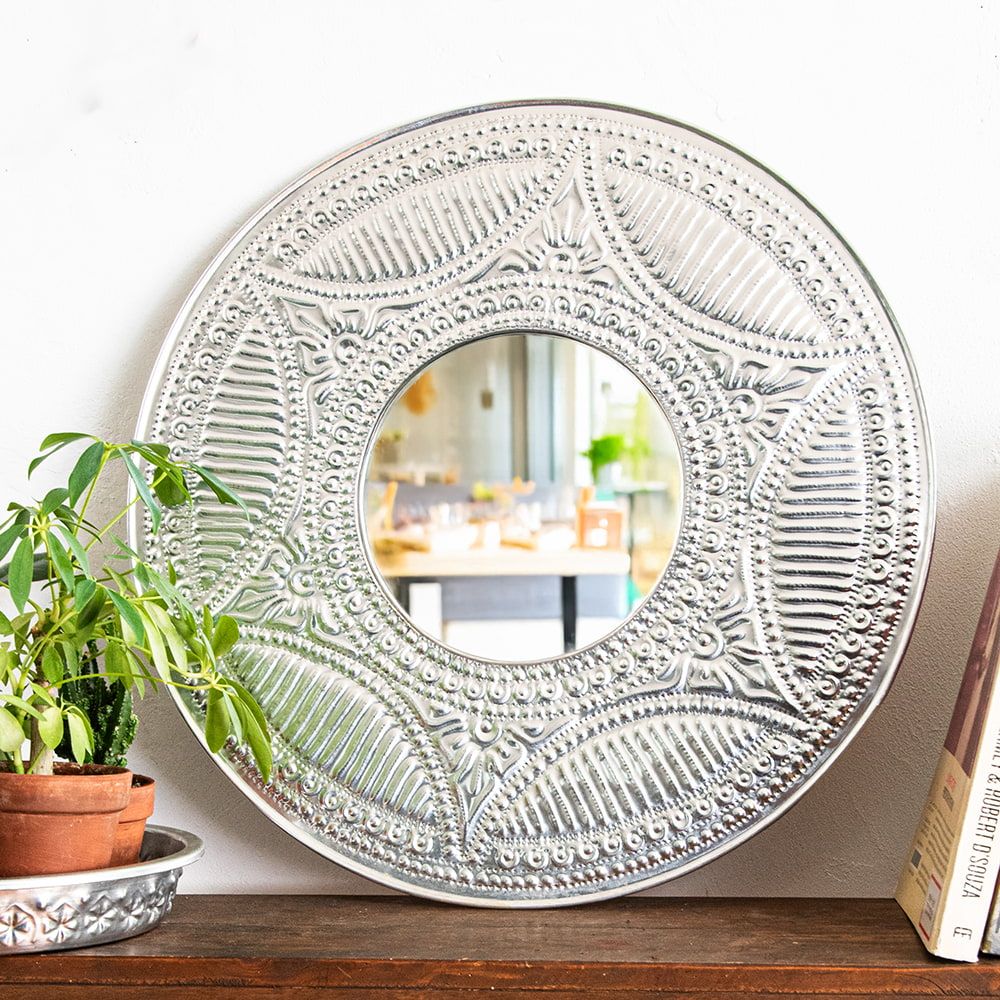 レア　壁掛け鏡 大きめ シルバー　インド　ハンドメイド バリのアルミエンボス細工 ラウンドミラー - Lサイズ 幅約：48.5cm