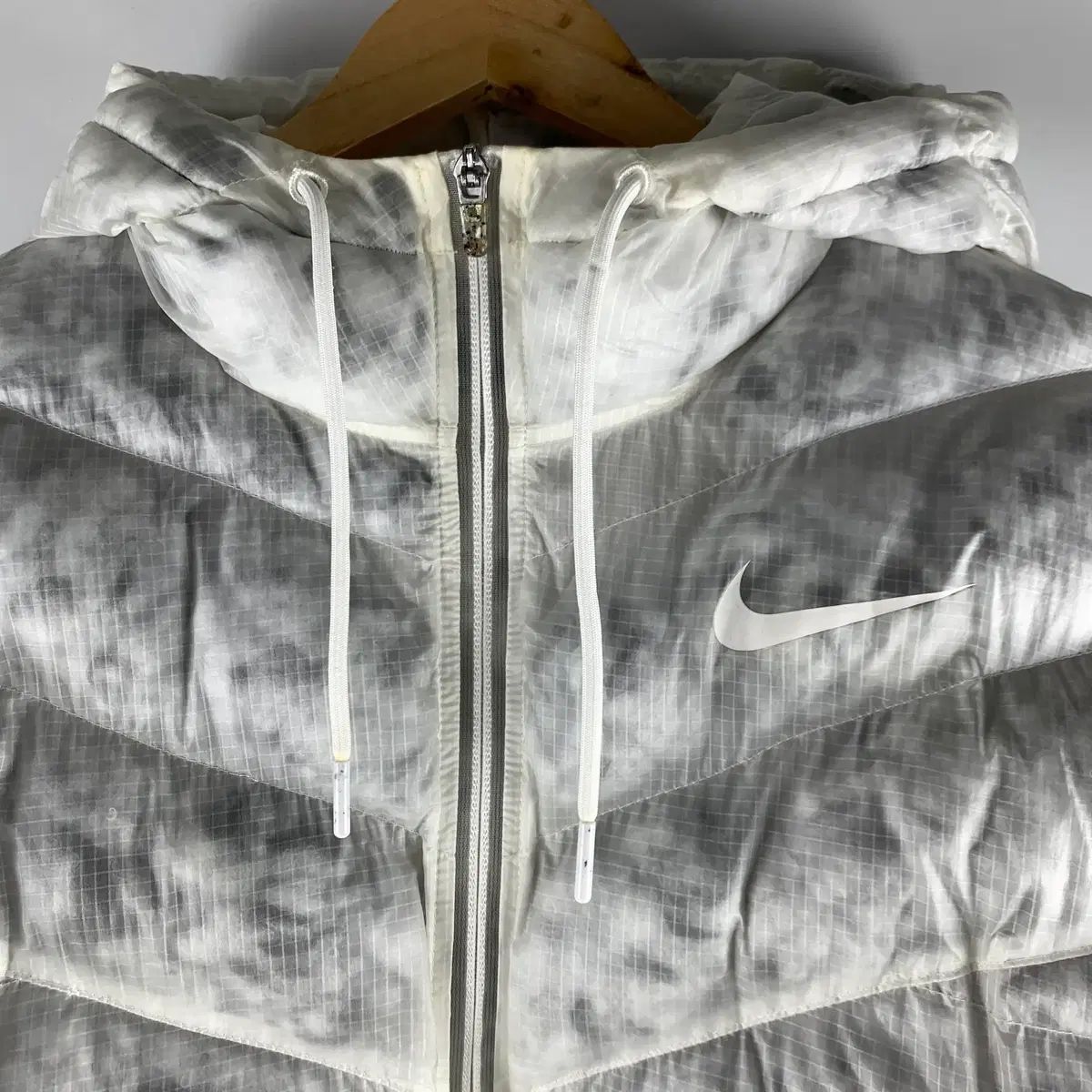 ナイキ ナイロン 合成フィル 白 ダウン M 251215