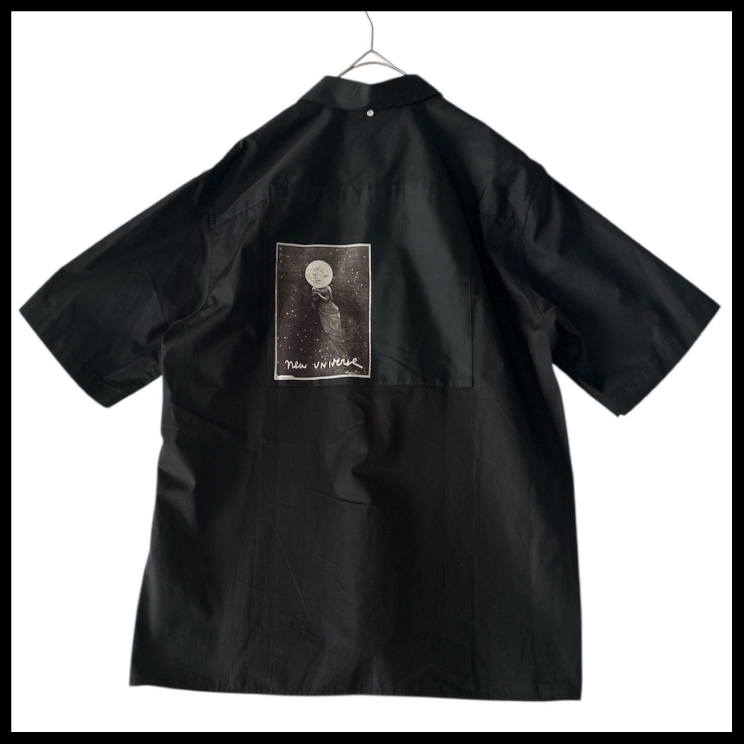 オーエーエムシー OAMC LUMEN SHIRT ロゴ刺繍 バックプリント 比翼ボタン オーバーサイズ 半袖シャツ ブラック 黒