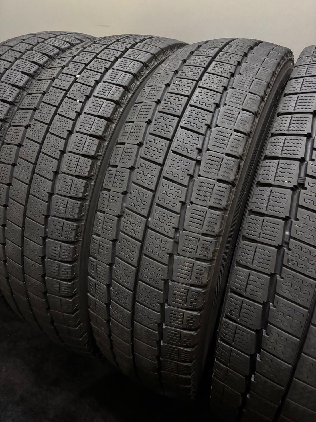 195 80 R 15 107 105 N LT DUNLOP WINTER MAXX LV 01 スタッドレス 4本 ダンロップ ハイエース キャラバン 南3 L 110