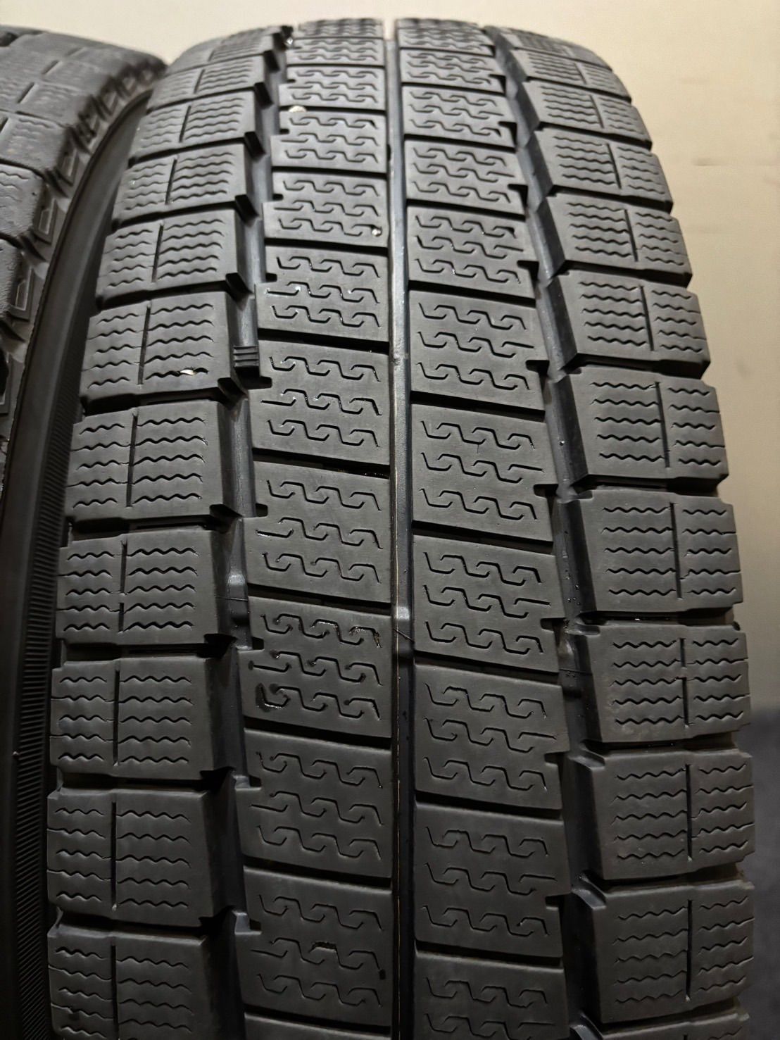 195 80 R 15 107 105 N LT DUNLOP WINTER MAXX LV 01 スタッドレス 4本 ダンロップ ハイエース キャラバン 南3 L 110