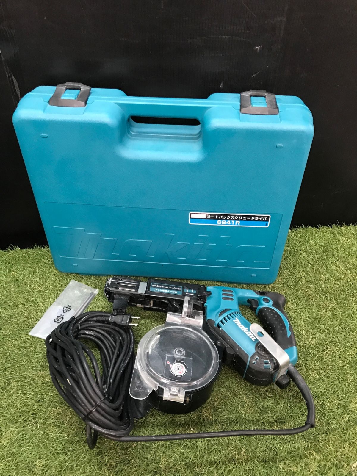 品 0906 makita マキタ 41㎜ 100 vオートパックスクリュードライバ 正逆転両用 6841 R