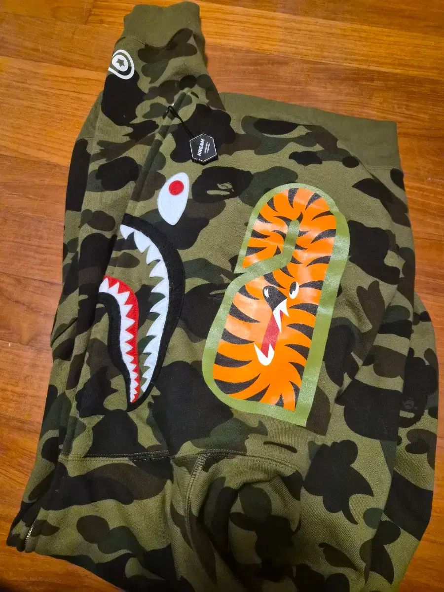 今週まで)A BATHING APE シャーク パーカー ジップアップ 迷彩柄 L