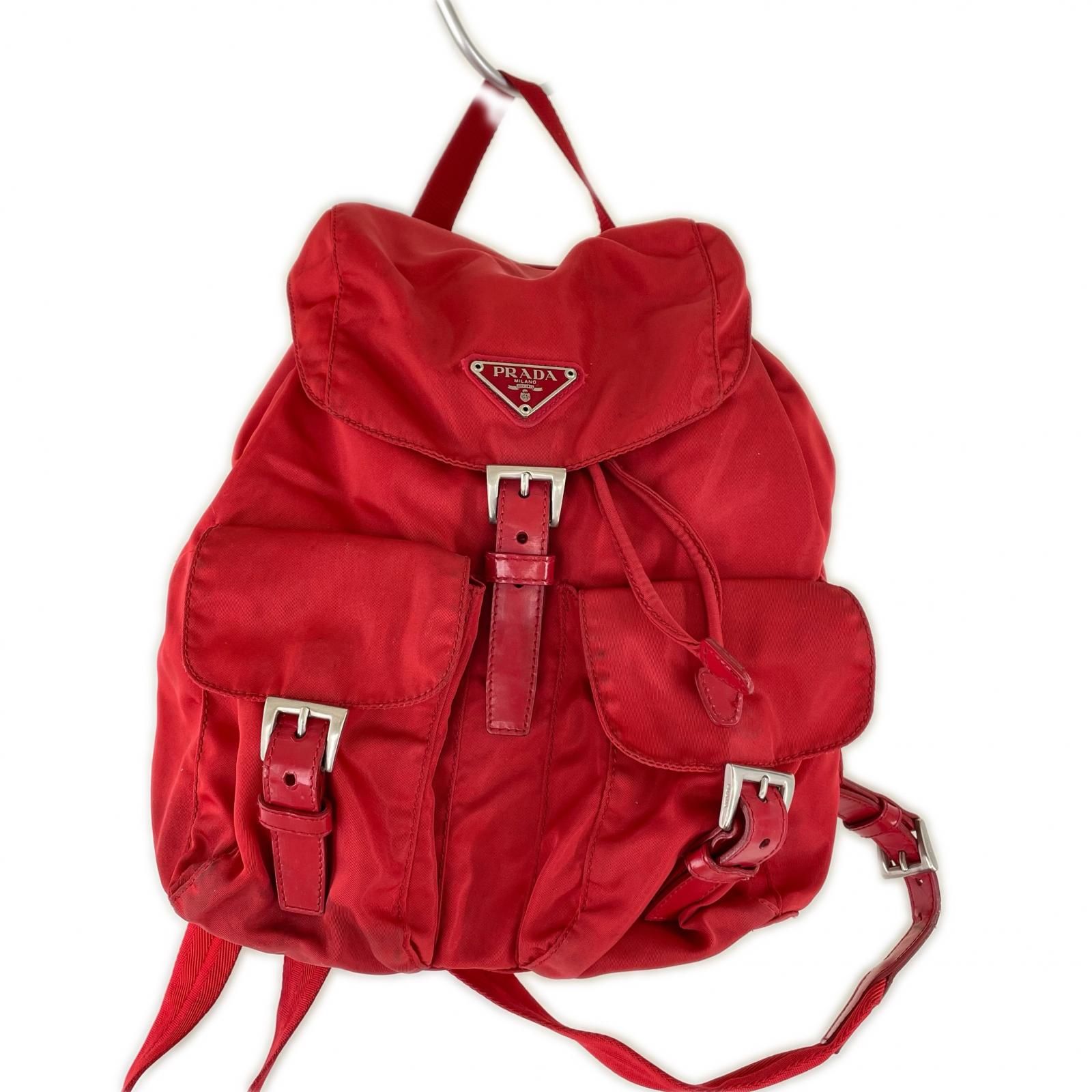 PRADA 三角ﾌﾟﾚｰﾄ ﾘｭｯｸｻｯｸ ﾚｯﾄﾞ - メルカリ