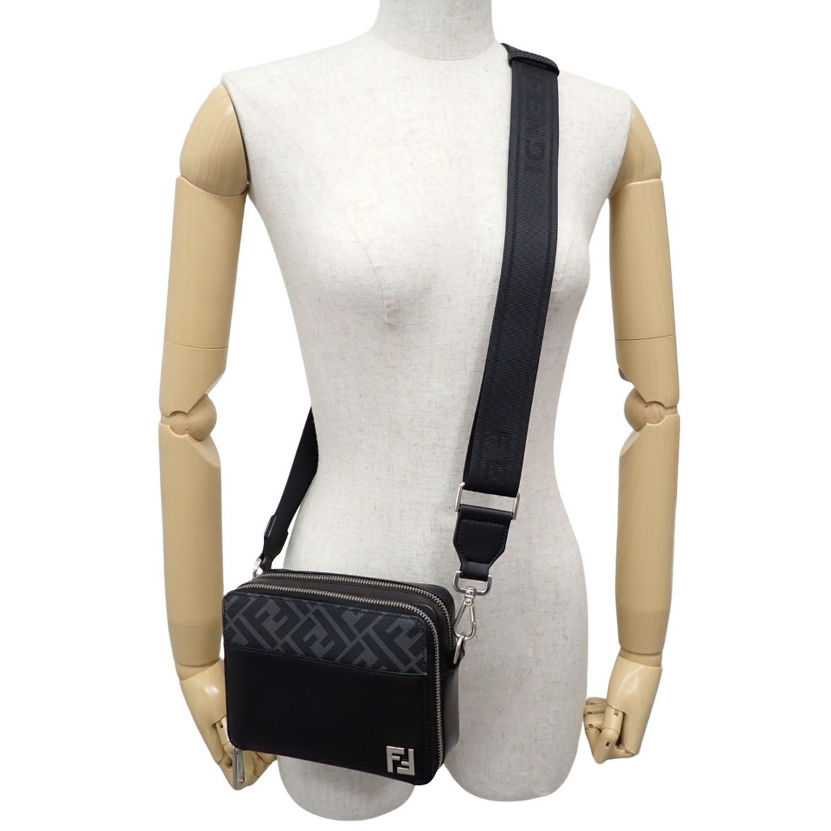 FENDI(フェンディ) カメラバッグ ショルダーバッグ 肩掛け 斜め掛け