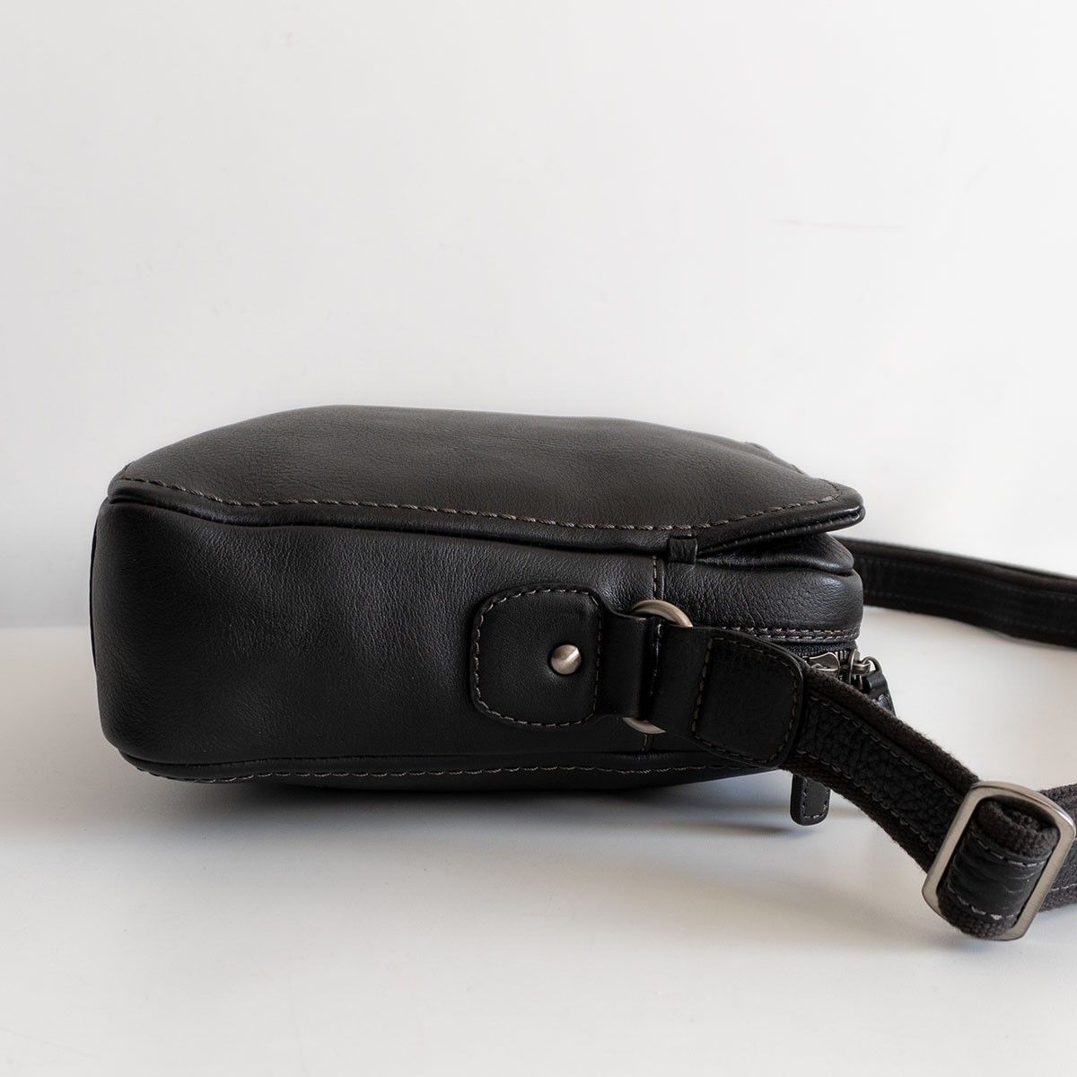 【美品✨️】土屋鞄製造所 トーンオイルヌメ ジップトップショルダーバッグ ネイビー スタッフ愛用品 トーンオイルヌメ ジップトップショルダー – 土屋鞄製造所