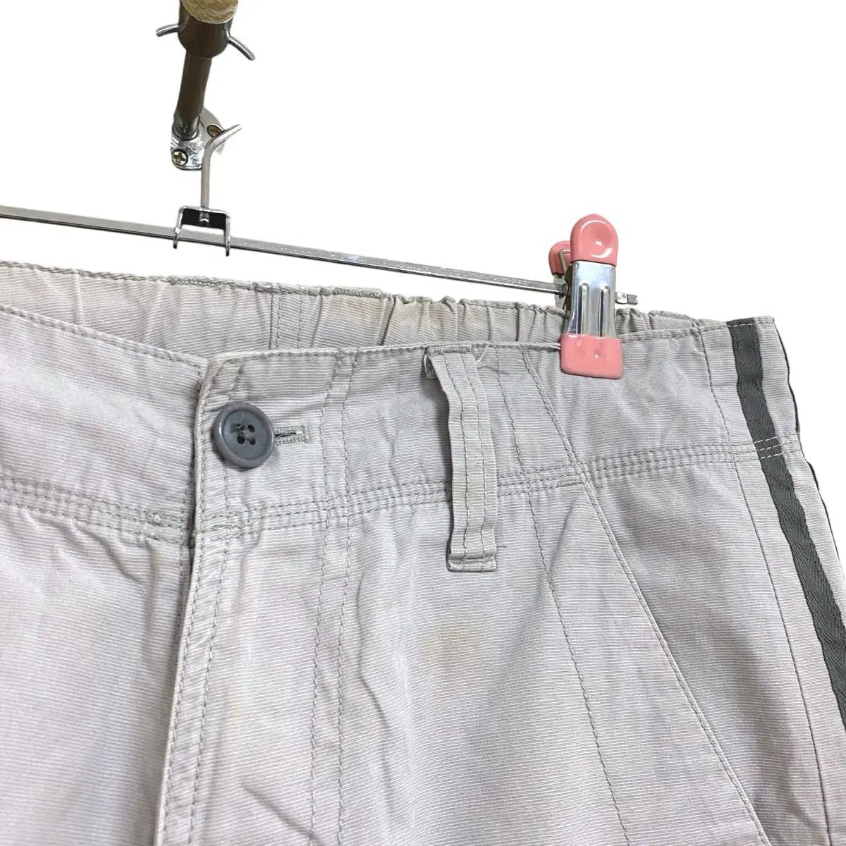 アディダス ライトグレー カーゴパンツ チノパン パンツ