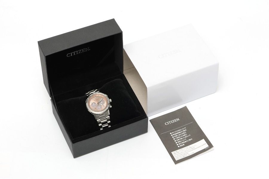 サーモンピンク