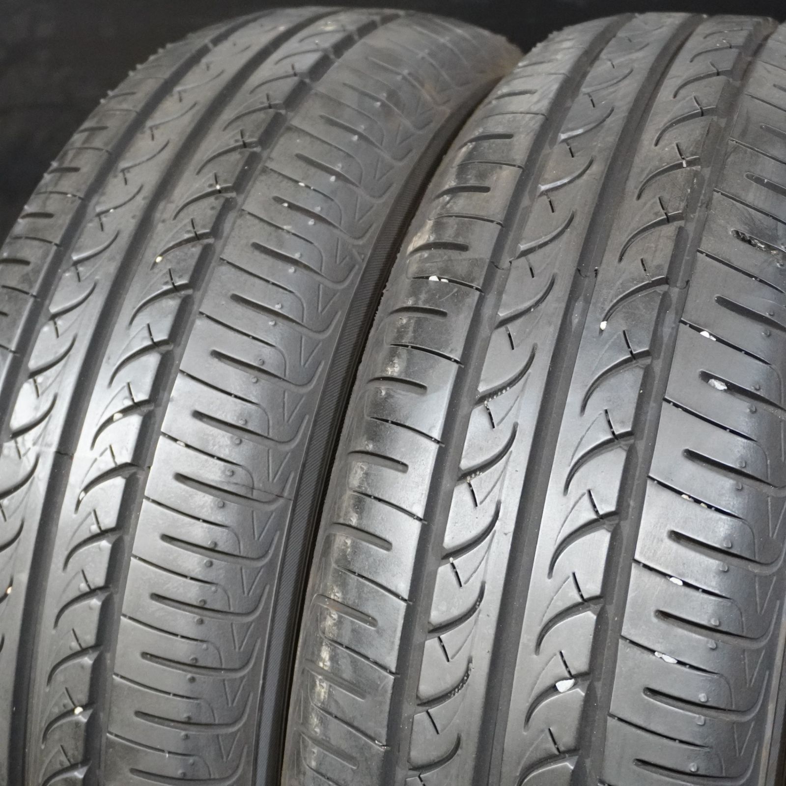 バリ山 ヨコハマ BluEarth AE 01 F 175 65 R 15 4本 アクア ヴィッツ ヤリス フィット キューブ スイフト等