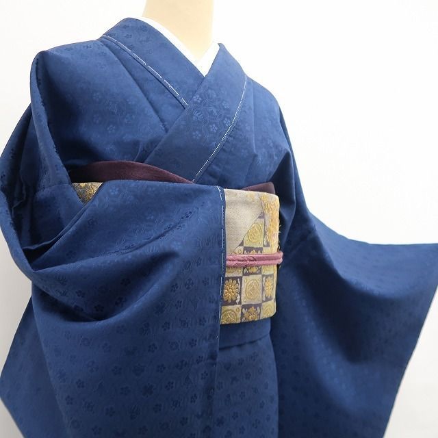 迷った日に選びたい紺青色の安心感 色無地